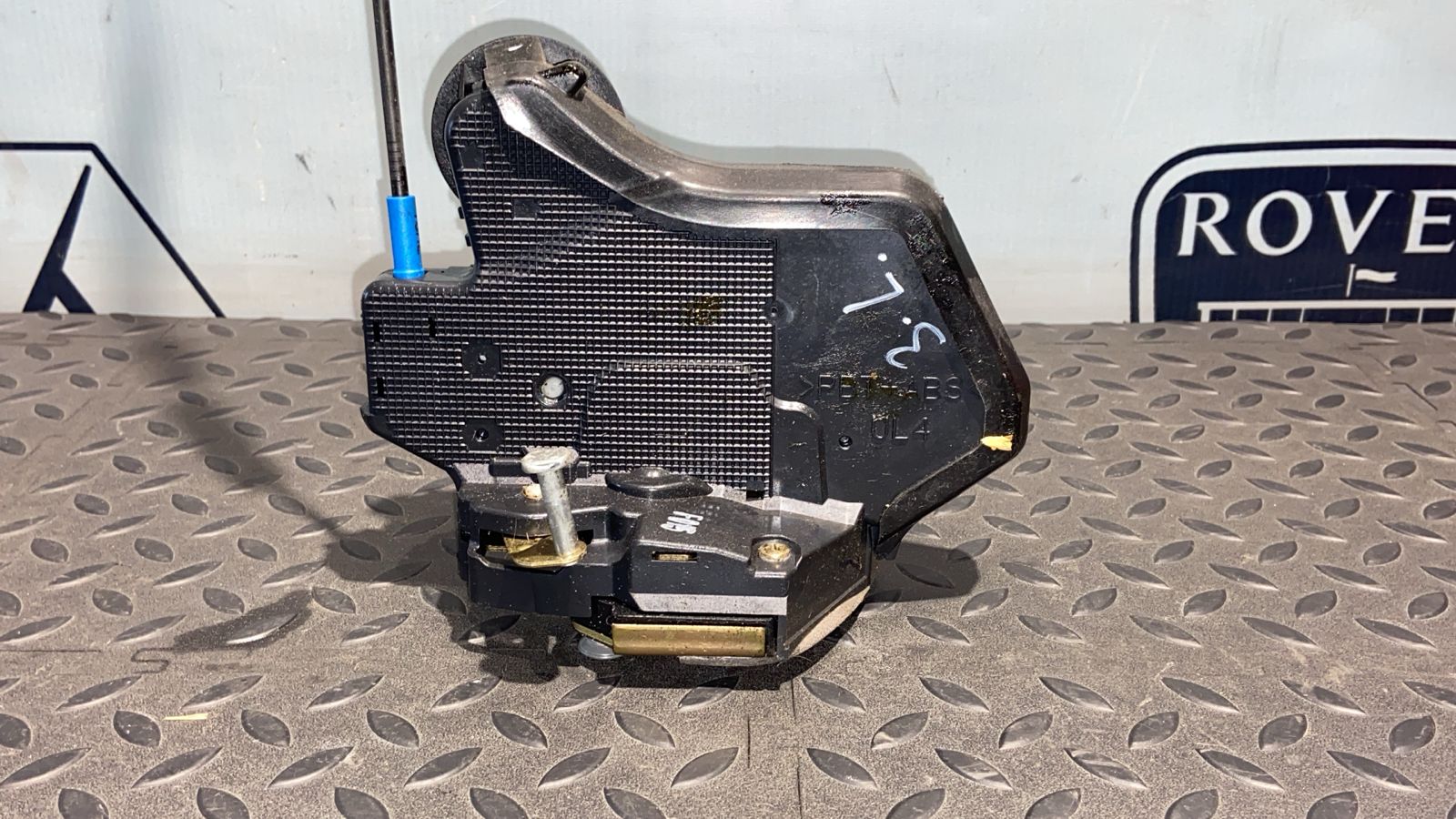 Замок двери задний левый Toyota Avensis/2 2003-2009