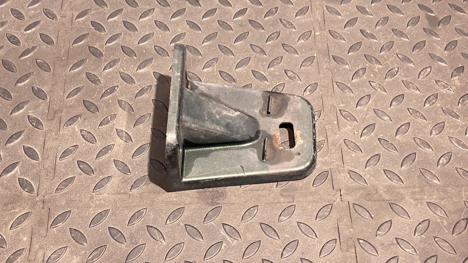 Кронштейн крепления крыла левый Land Rover Freelander 1998-2006