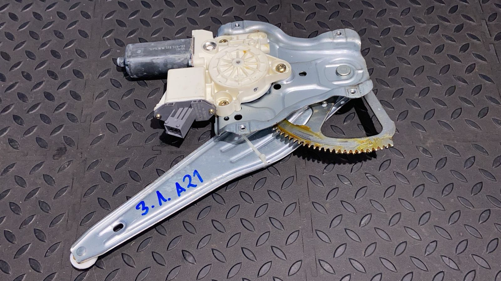 Стеклоподъемник задний левый Toyota Avensis/2 2003-2009