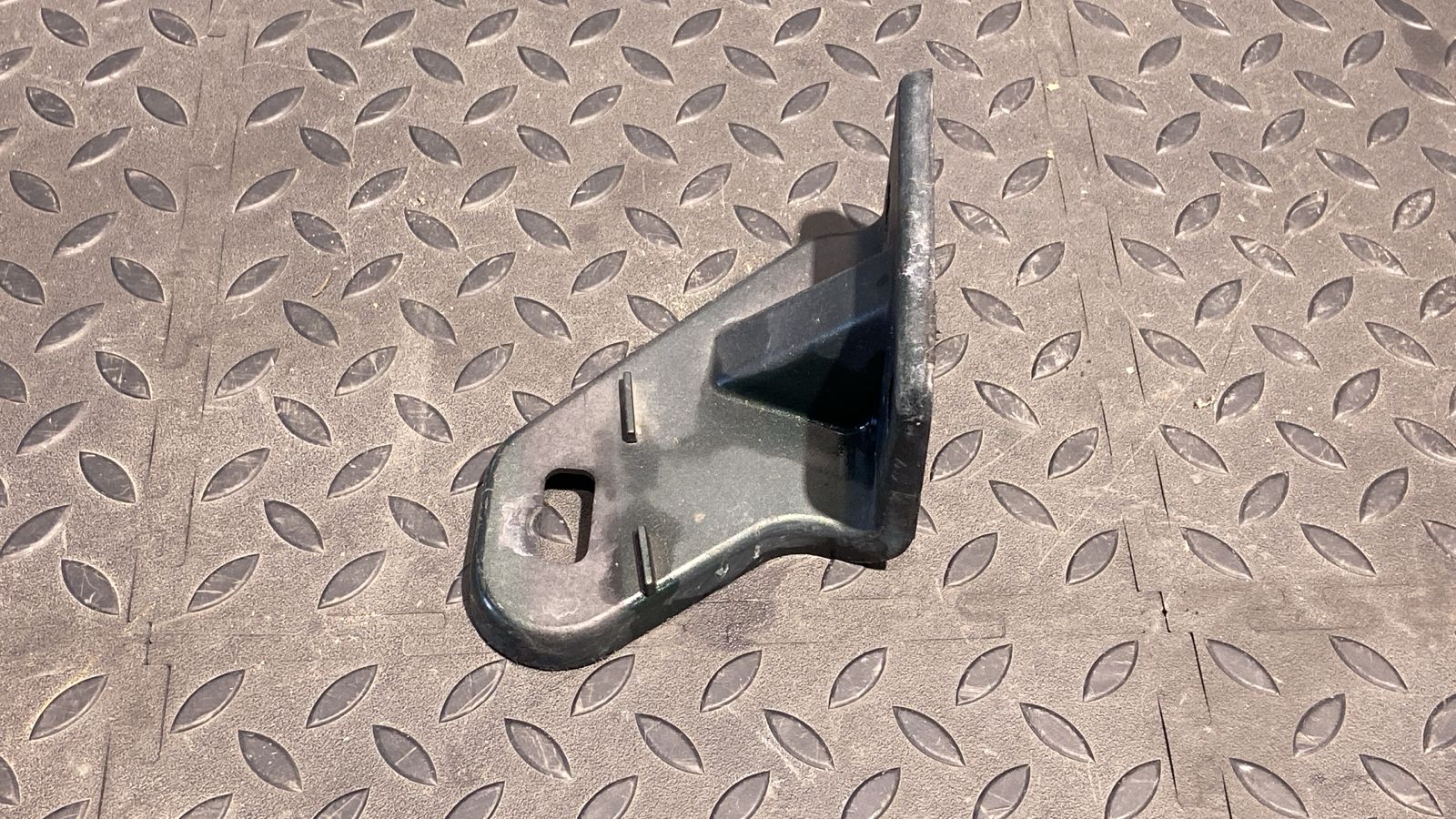 Кронштейн крепления крыла правый Land Rover Freelander 1998-2006