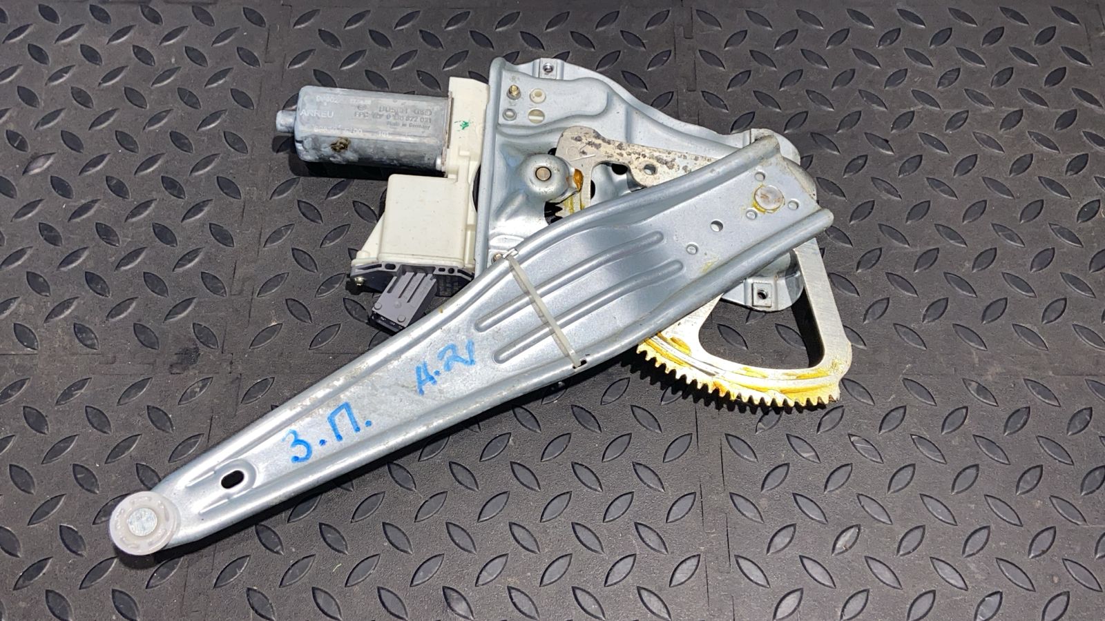 Стеклоподъемник задний правый Toyota Avensis/2 2003-2009