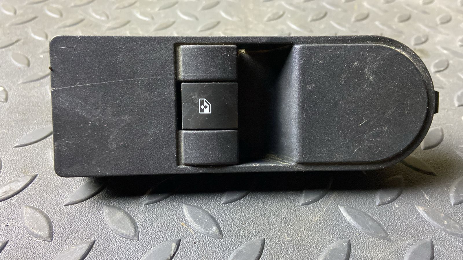 Кнопка стеклоподъемника передняя правая Opel Zafira/B 2005-2014