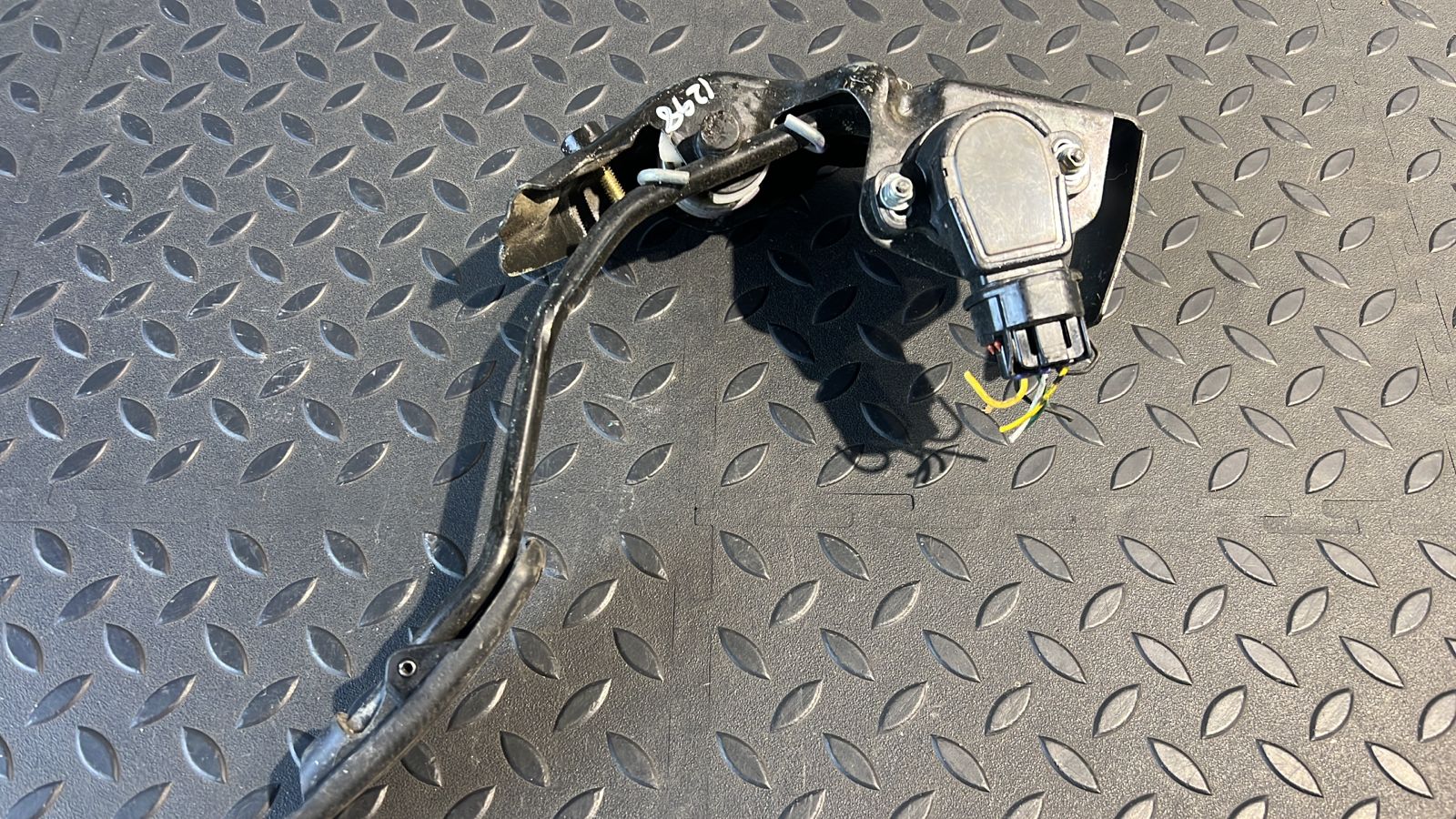 Педаль газа Toyota Avensis/2 2003-2009