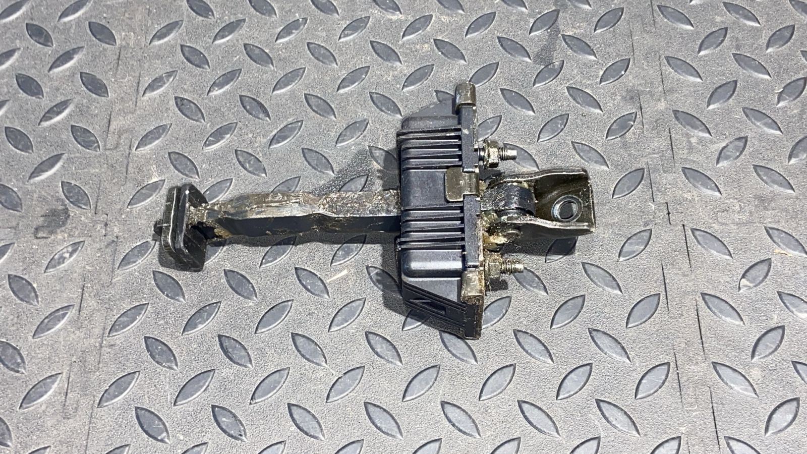 Ограничитель двери задний Toyota Avensis/2 2003-2009