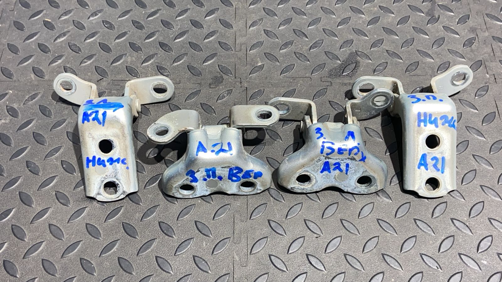 Петля двери задняя Toyota Avensis/2 2003-2009