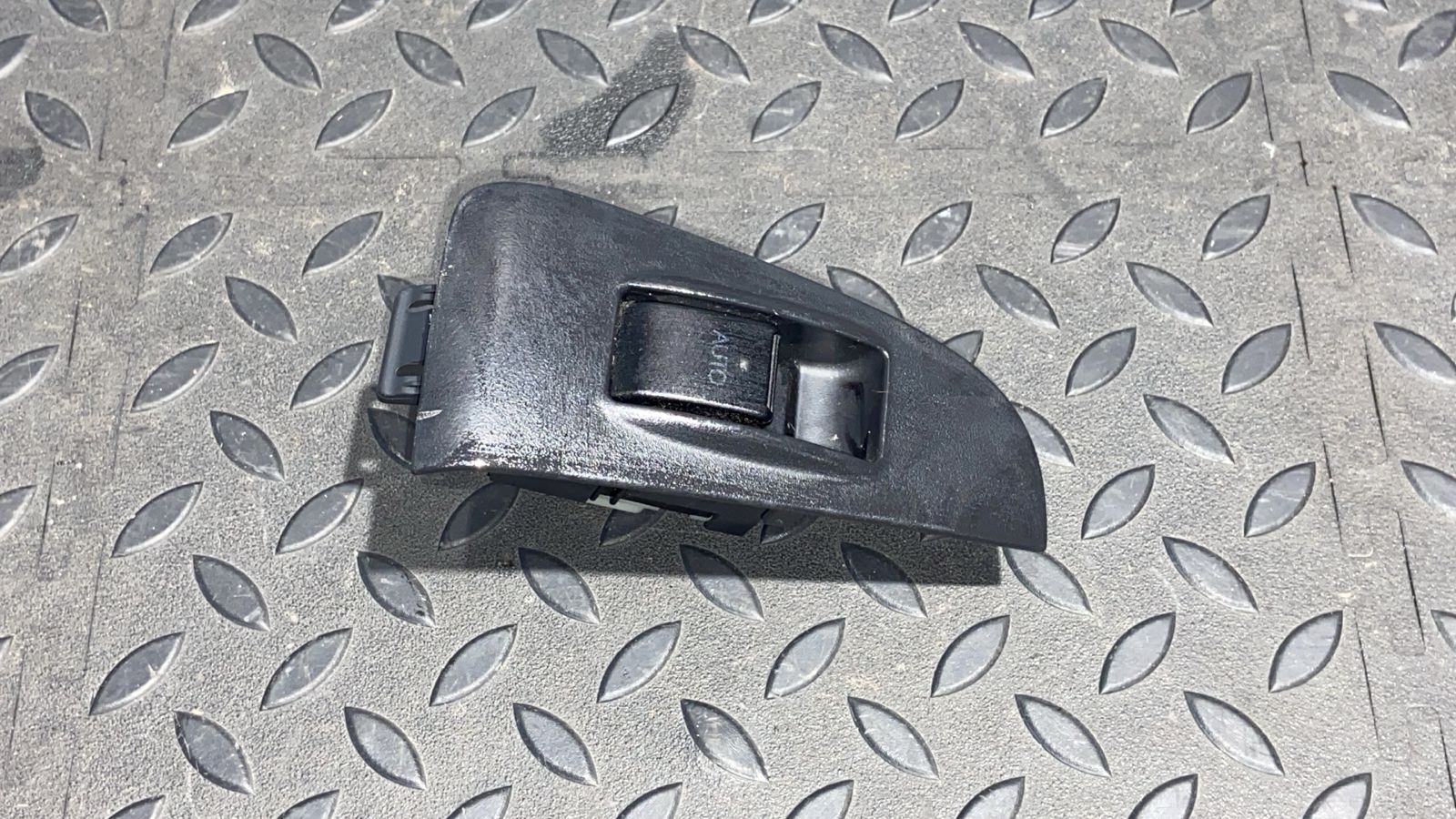 Кнопка стеклоподъемника задняя левая Toyota Avensis/2 2003-2009