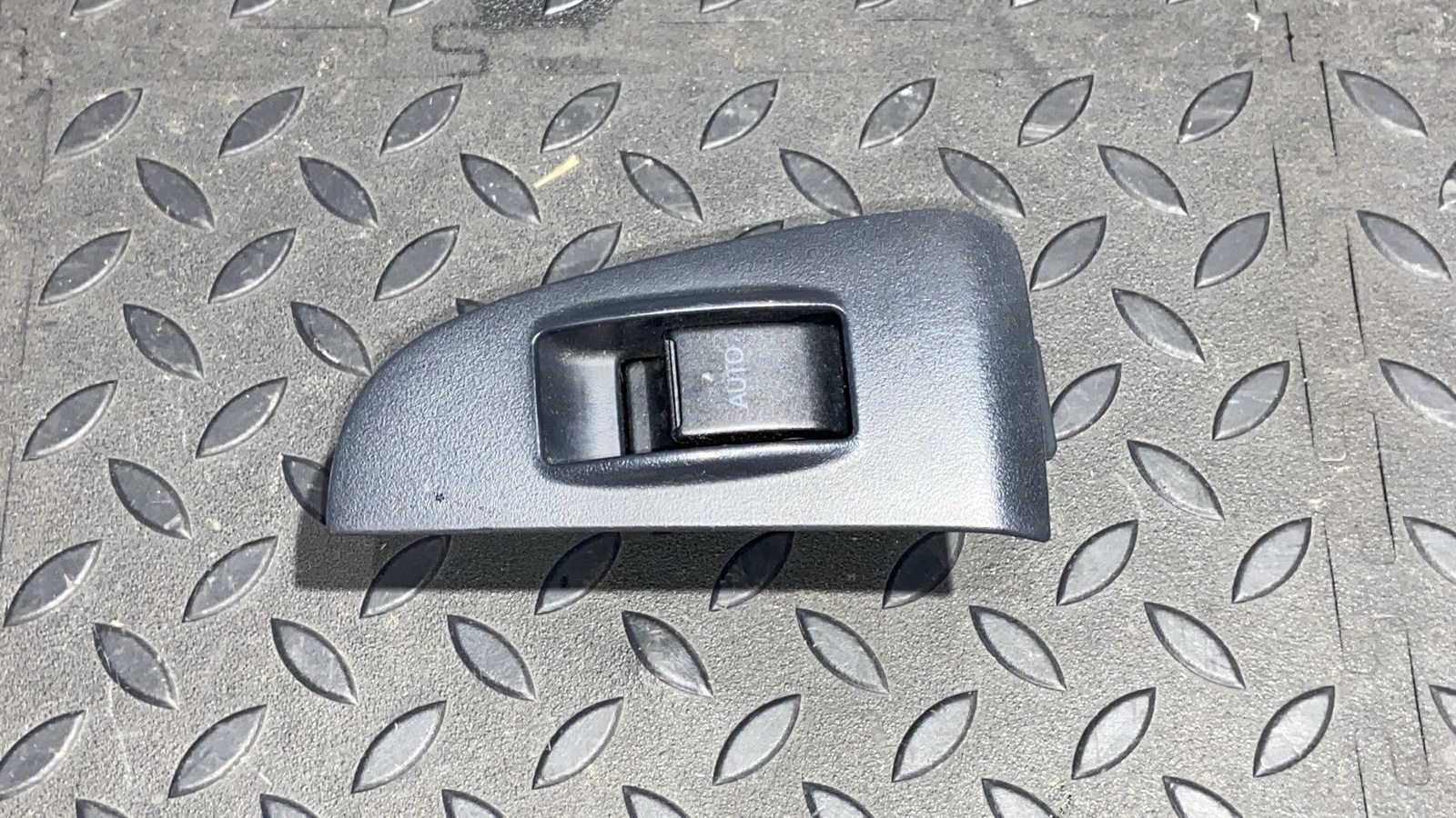 Кнопка стеклоподъемника задняя правая Toyota Avensis/2 2003-2009