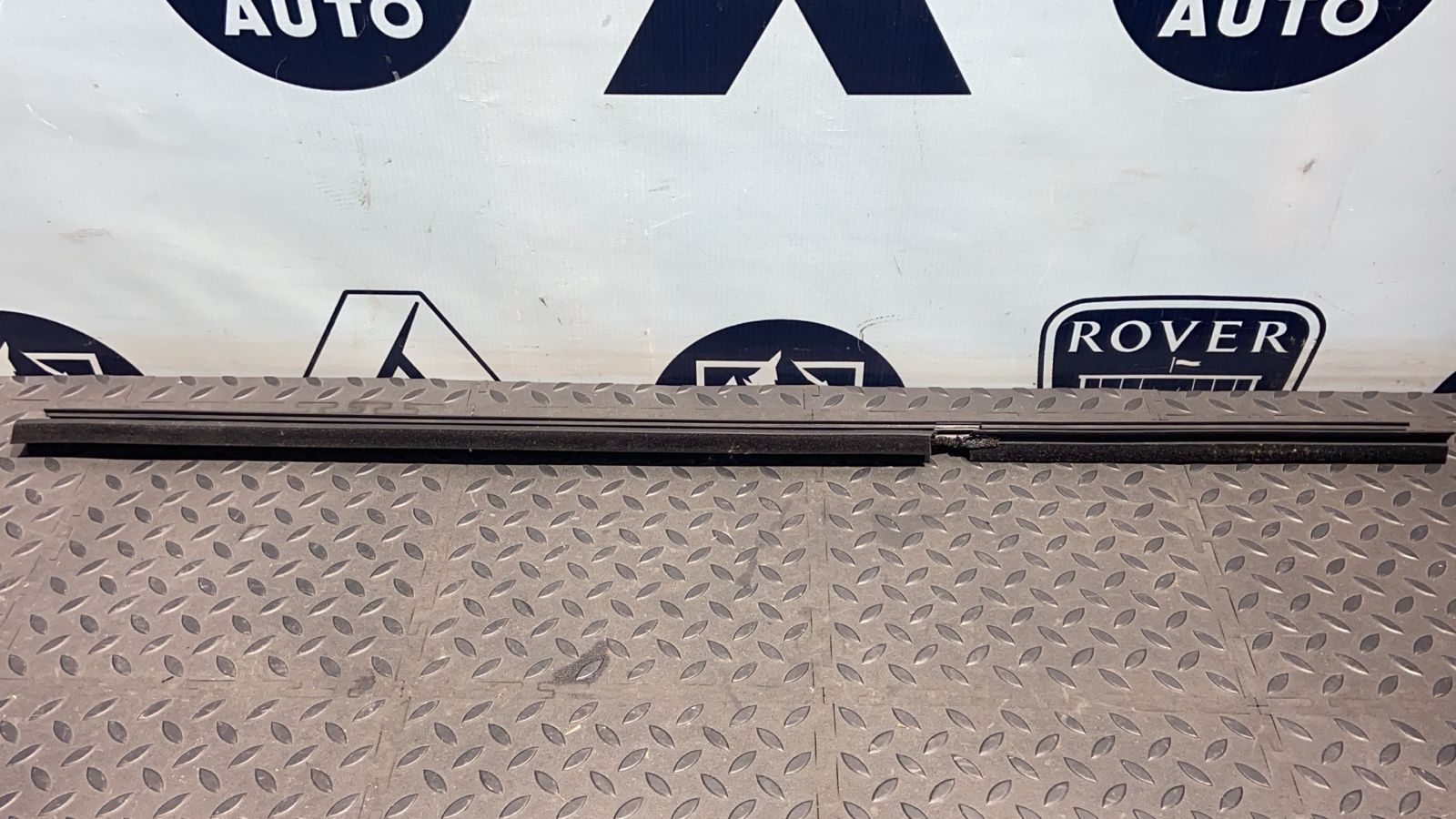 Уплотнитель двери задний правый Toyota Avensis/2 2003-2009