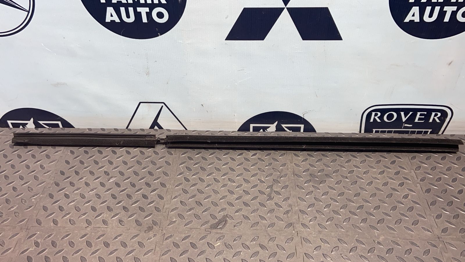 Уплотнитель двери задний левый Toyota Avensis/2 2003-2009