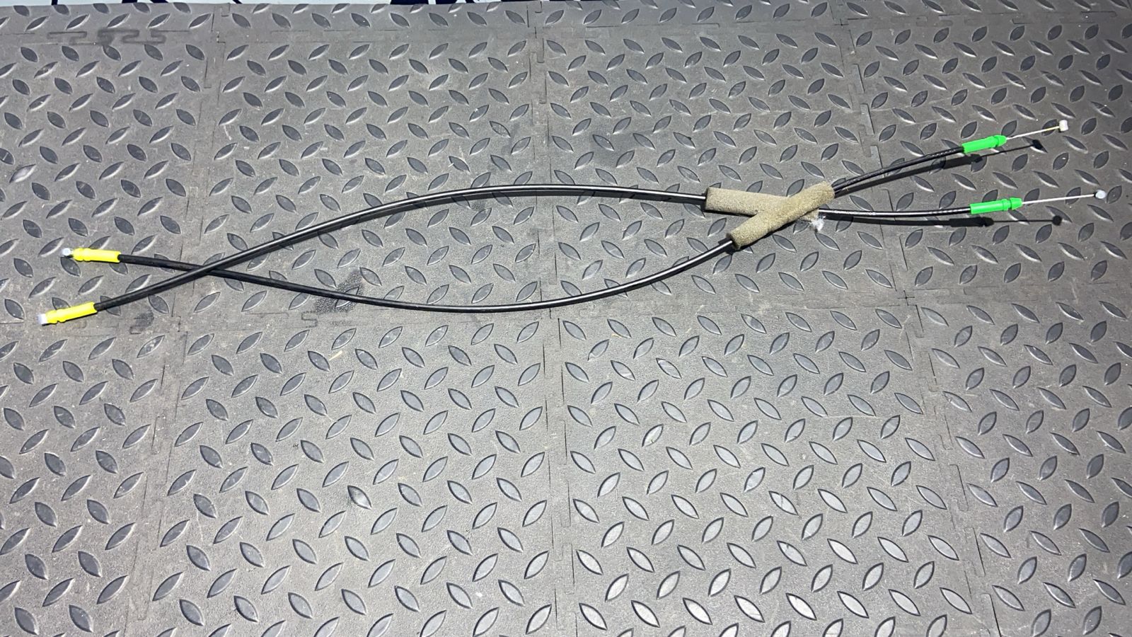 Трос замка двери задний Toyota Avensis/2 2003-2009