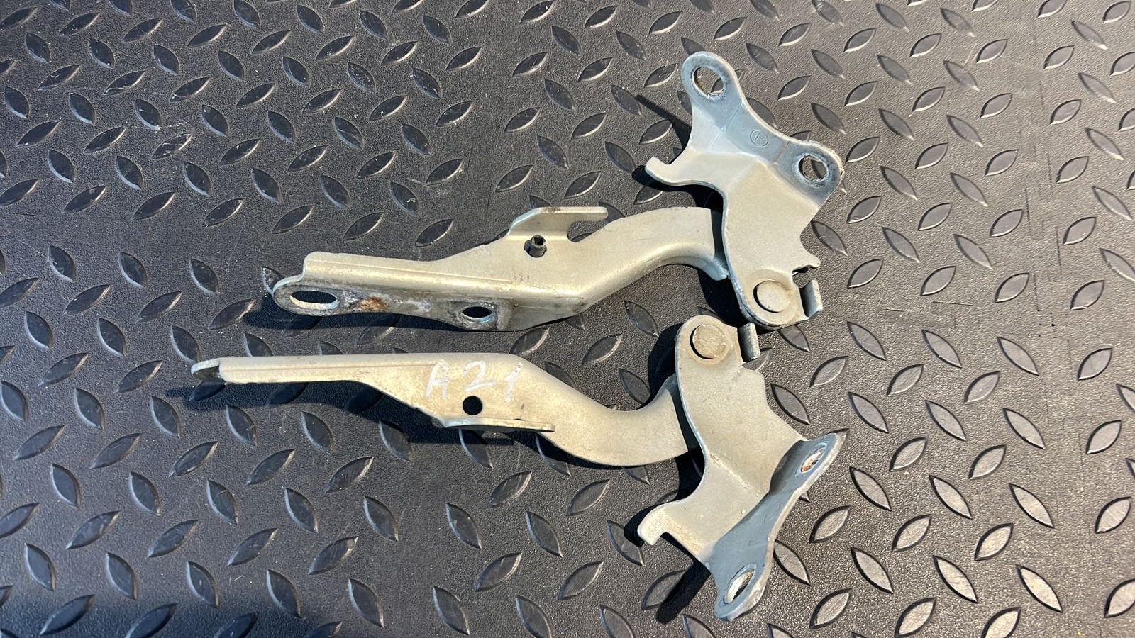 Петля капота Toyota Avensis/2 2003-2009