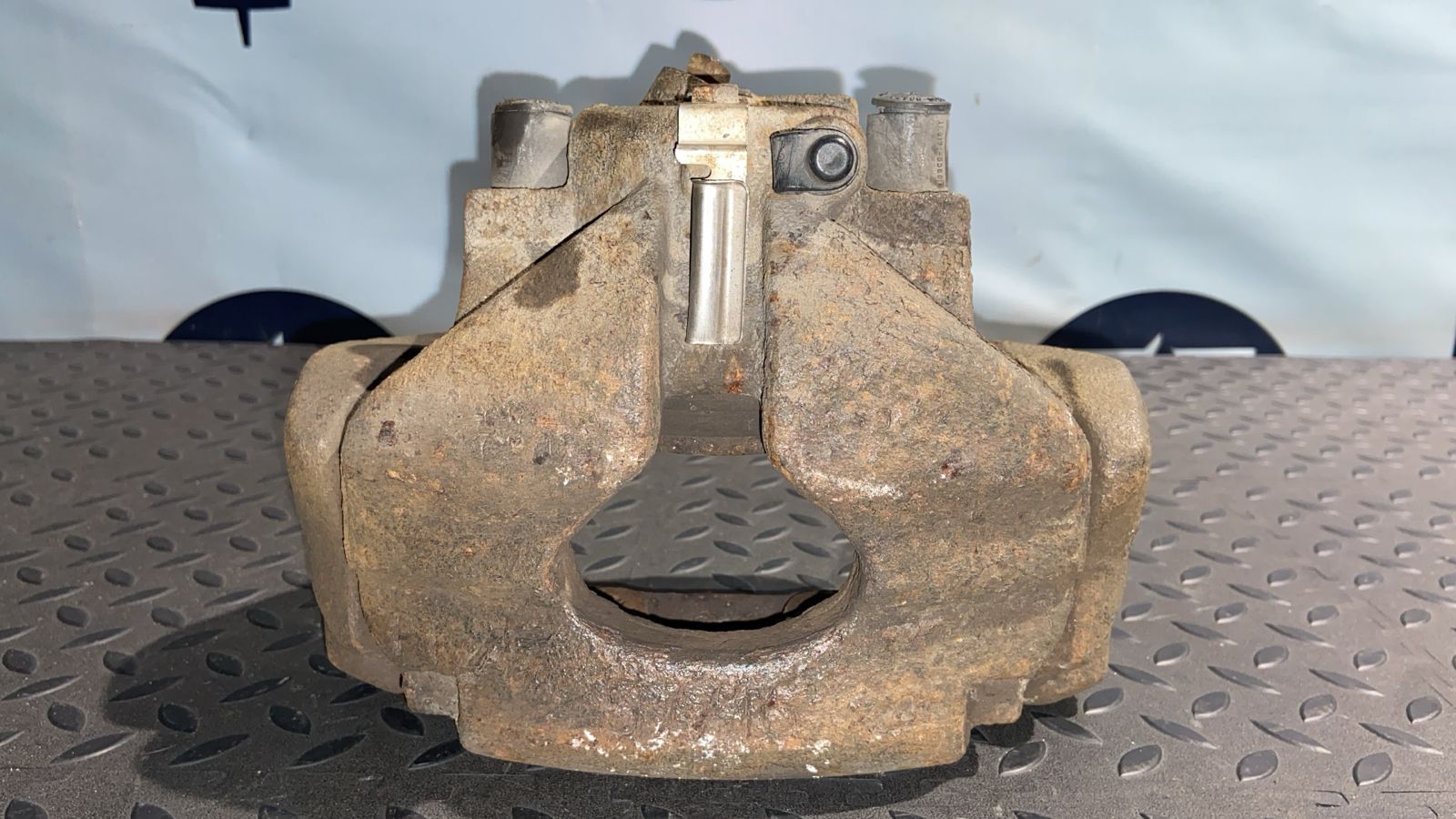 Суппорт передний правый Ford Galaxy 1995-2006