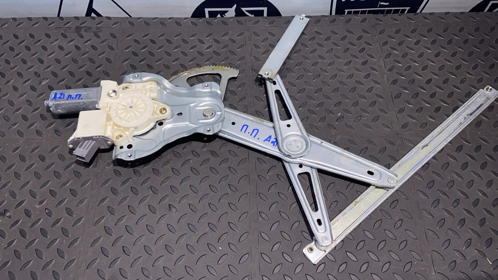 Стеклоподъемник передний правый Toyota Avensis/2 2003-2009