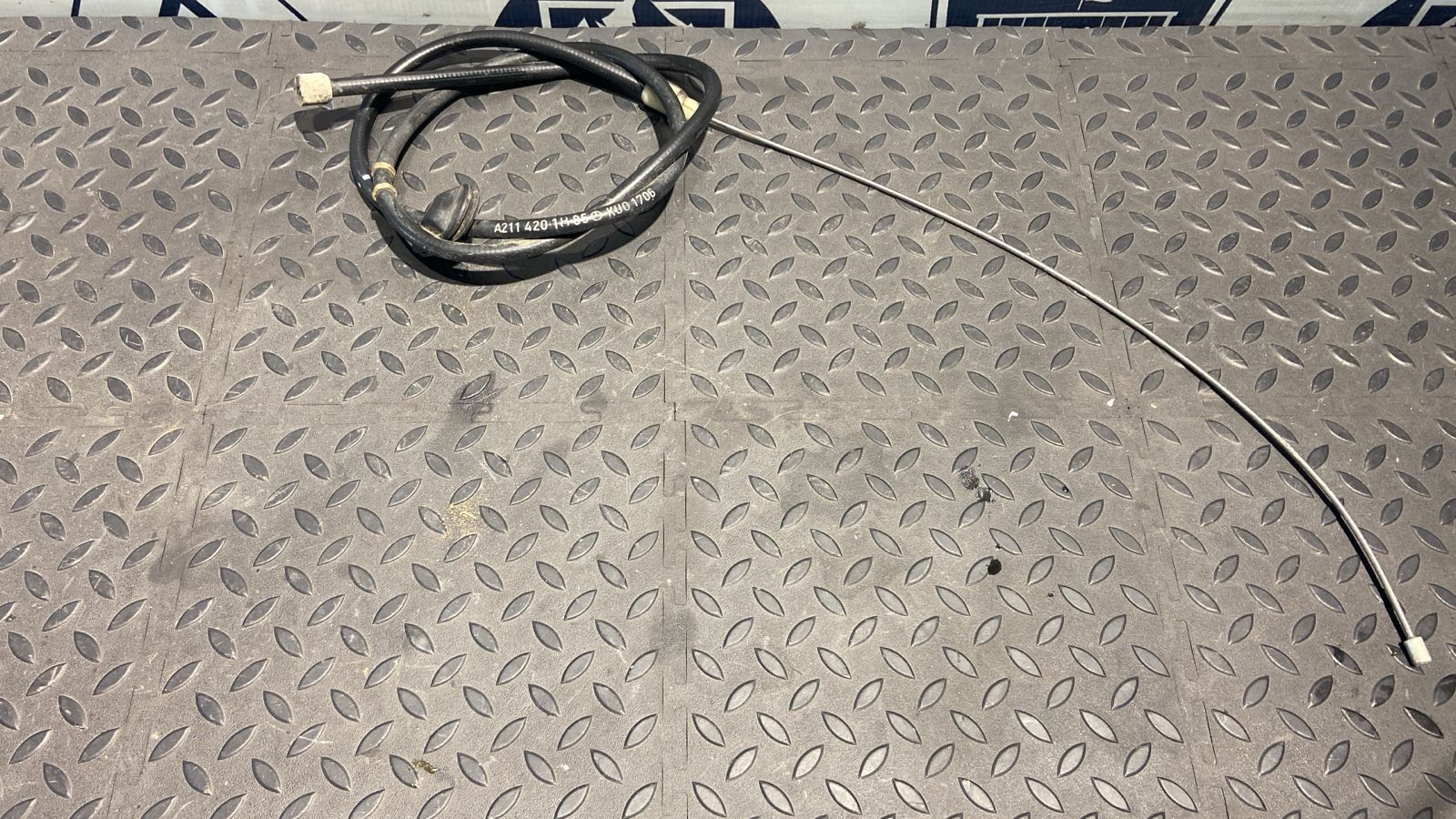 Трос стояночного тормоза Mercedes E/W211 2002-2009