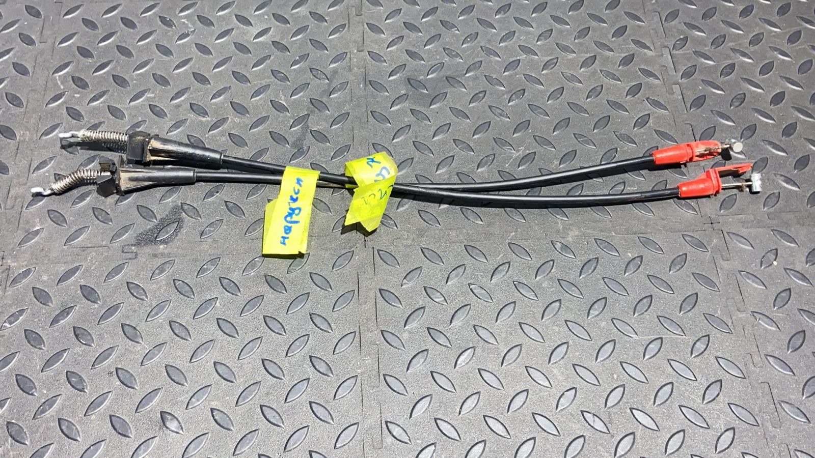 Трос замка двери передний Toyota Avensis/2 2003-2009