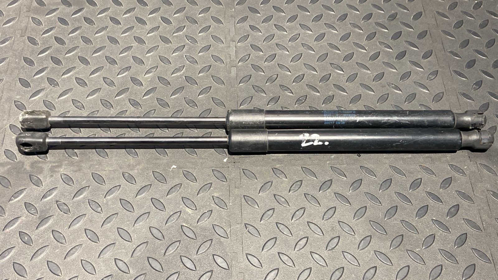 Амортизатор двери багажника Volkswagen Golf/5 2003-2009