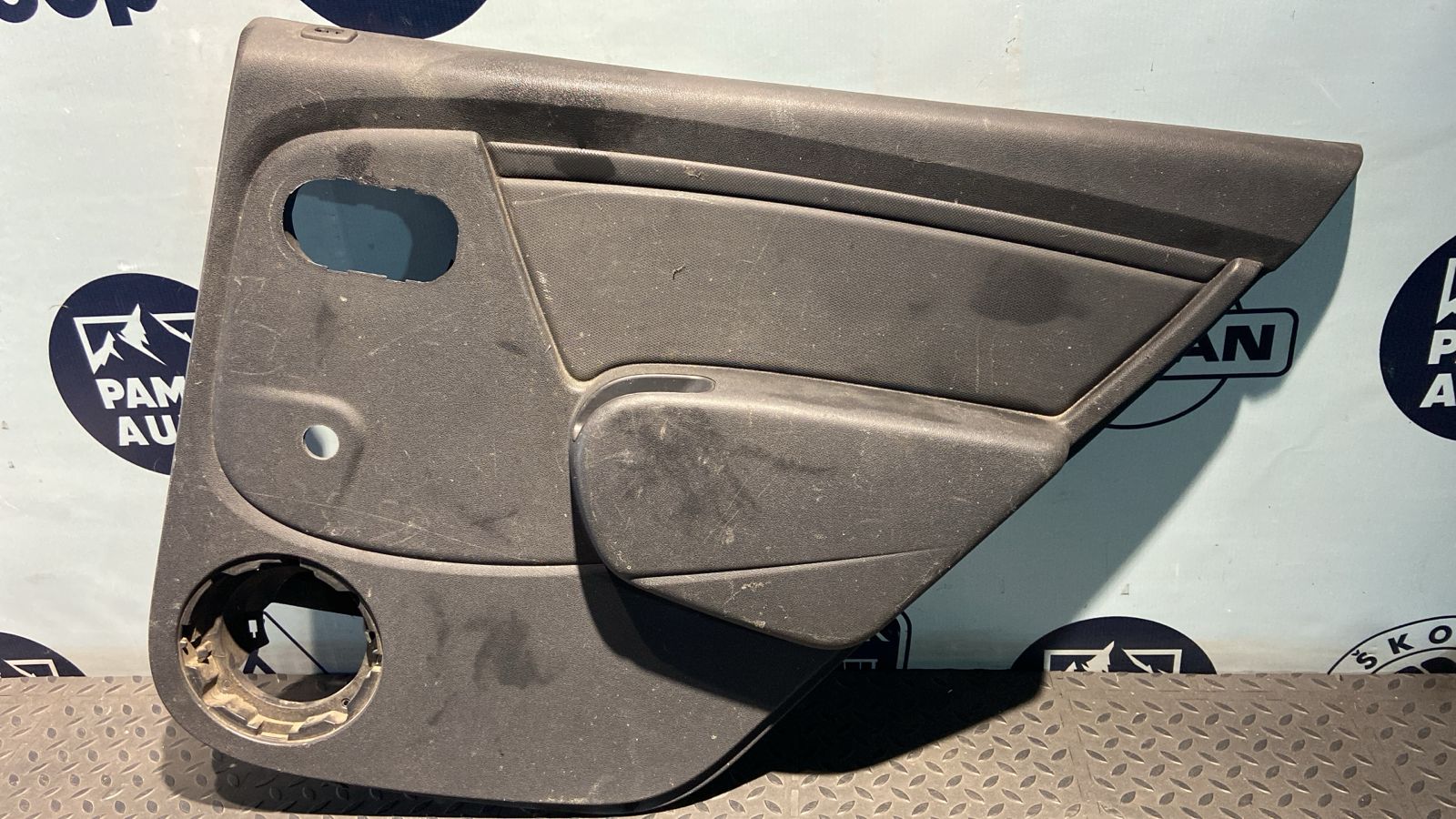 Обшивка двери задняя правая Renault Sandero 2009-2014