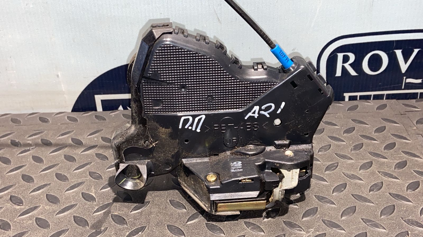 Замок двери передний правый Toyota Avensis/2 2003-2009