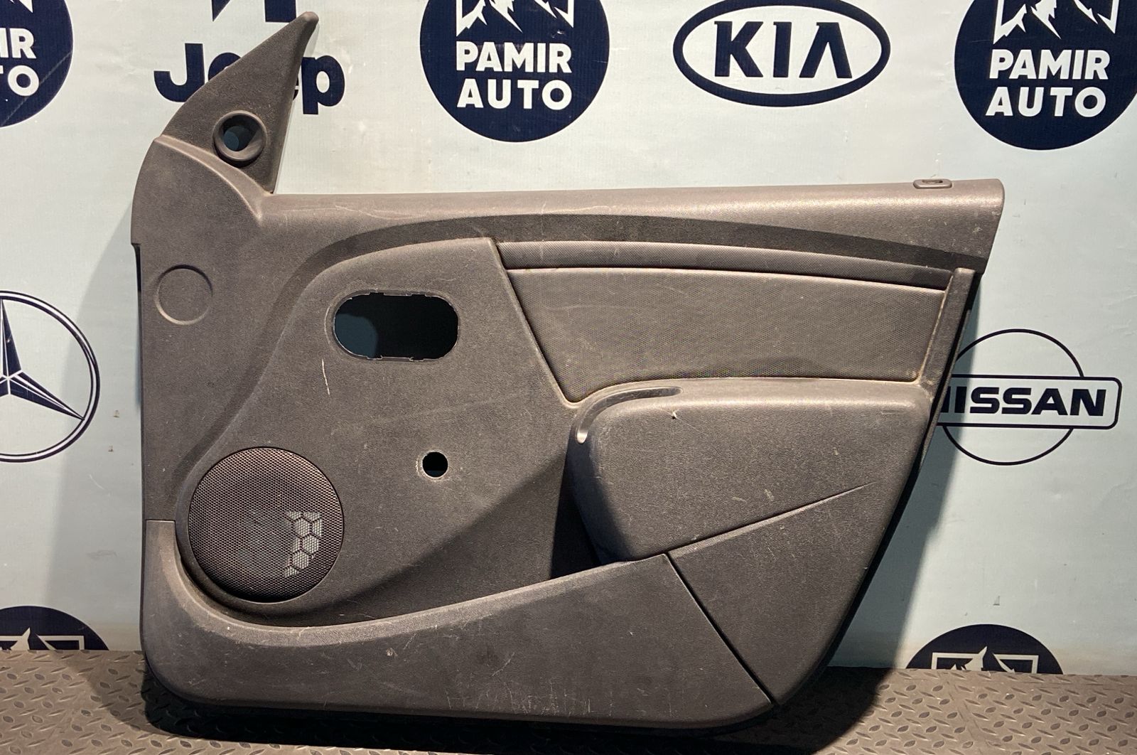 Обшивка двери передняя правая Renault Sandero 2009-2014