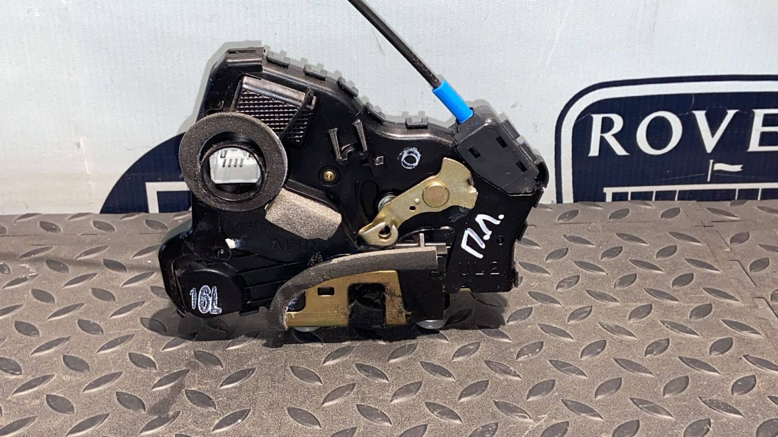 Замок двери передний левый Toyota Avensis/2 2003-2009