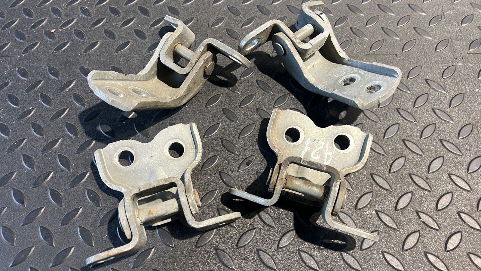 Петля двери передняя Toyota Avensis/2 2003-2009