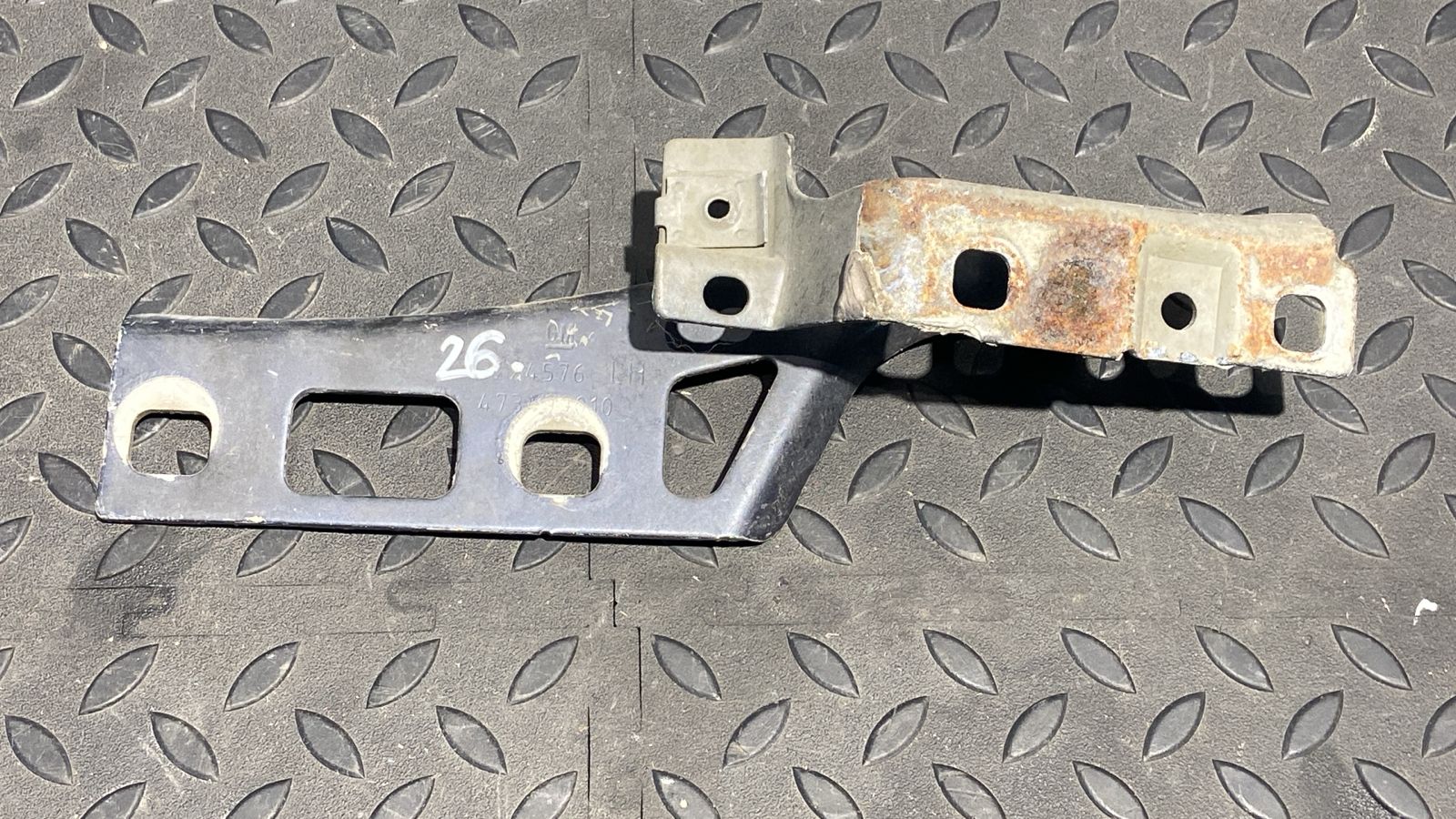 Петля капота левая Opel Zafira/B 2005-2014