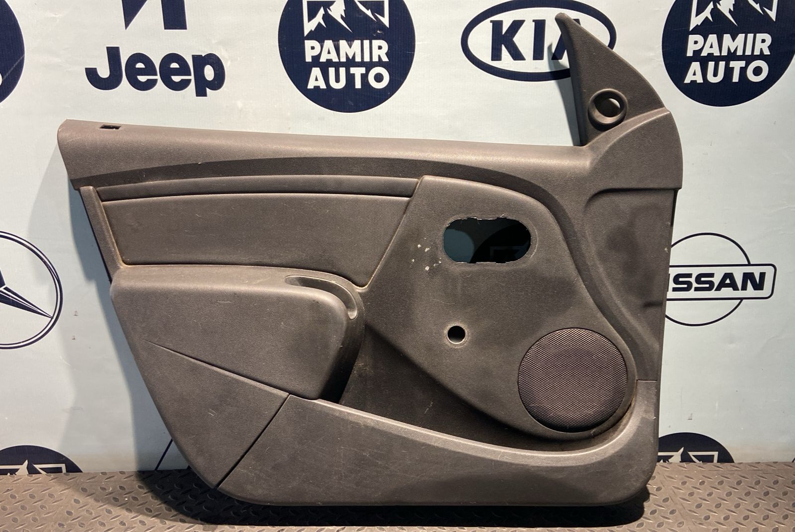 Обшивка двери передняя левая Renault Sandero 2009-2014