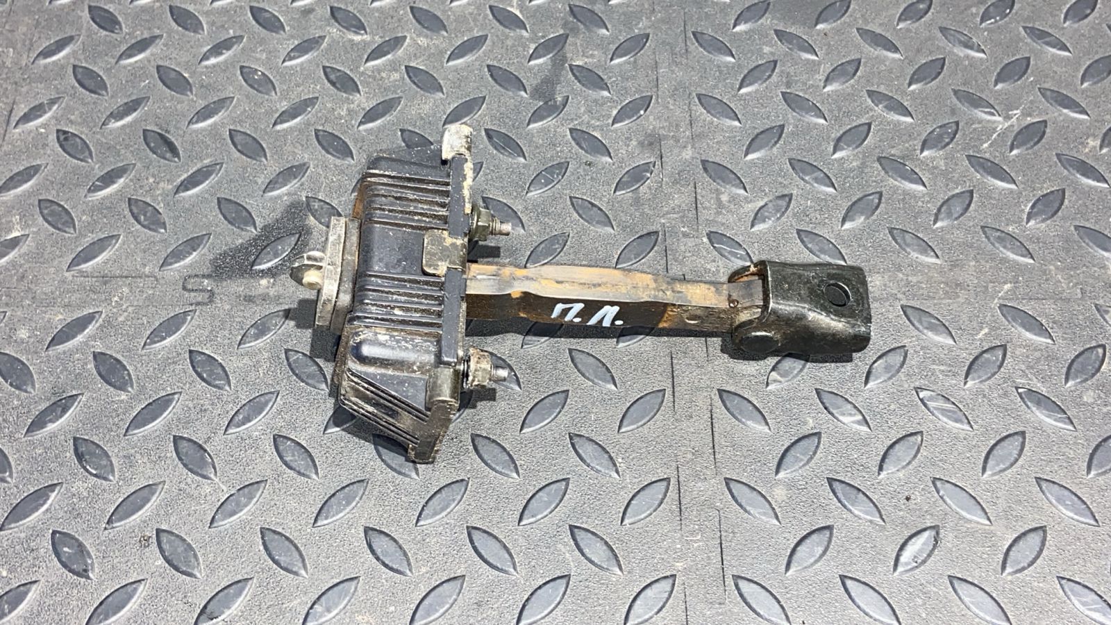 Ограничитель двери передний Toyota Avensis/2 2003-2009