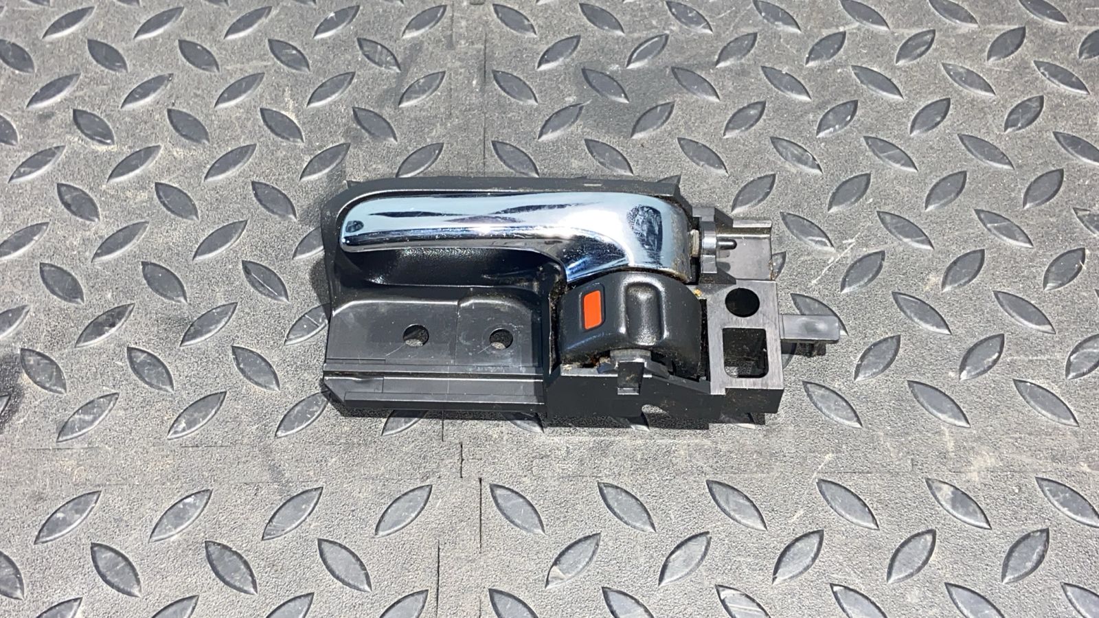 Ручка двери передняя левая Toyota Avensis/2 2003-2009