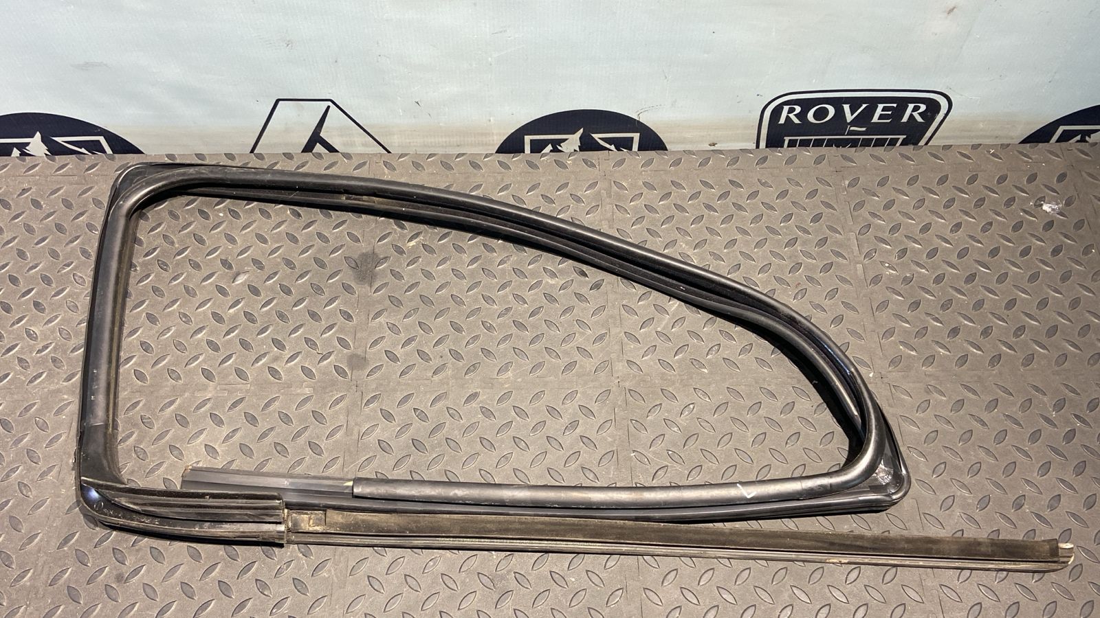 Уплотнитель двери задний левый Renault Sandero 2009-2014