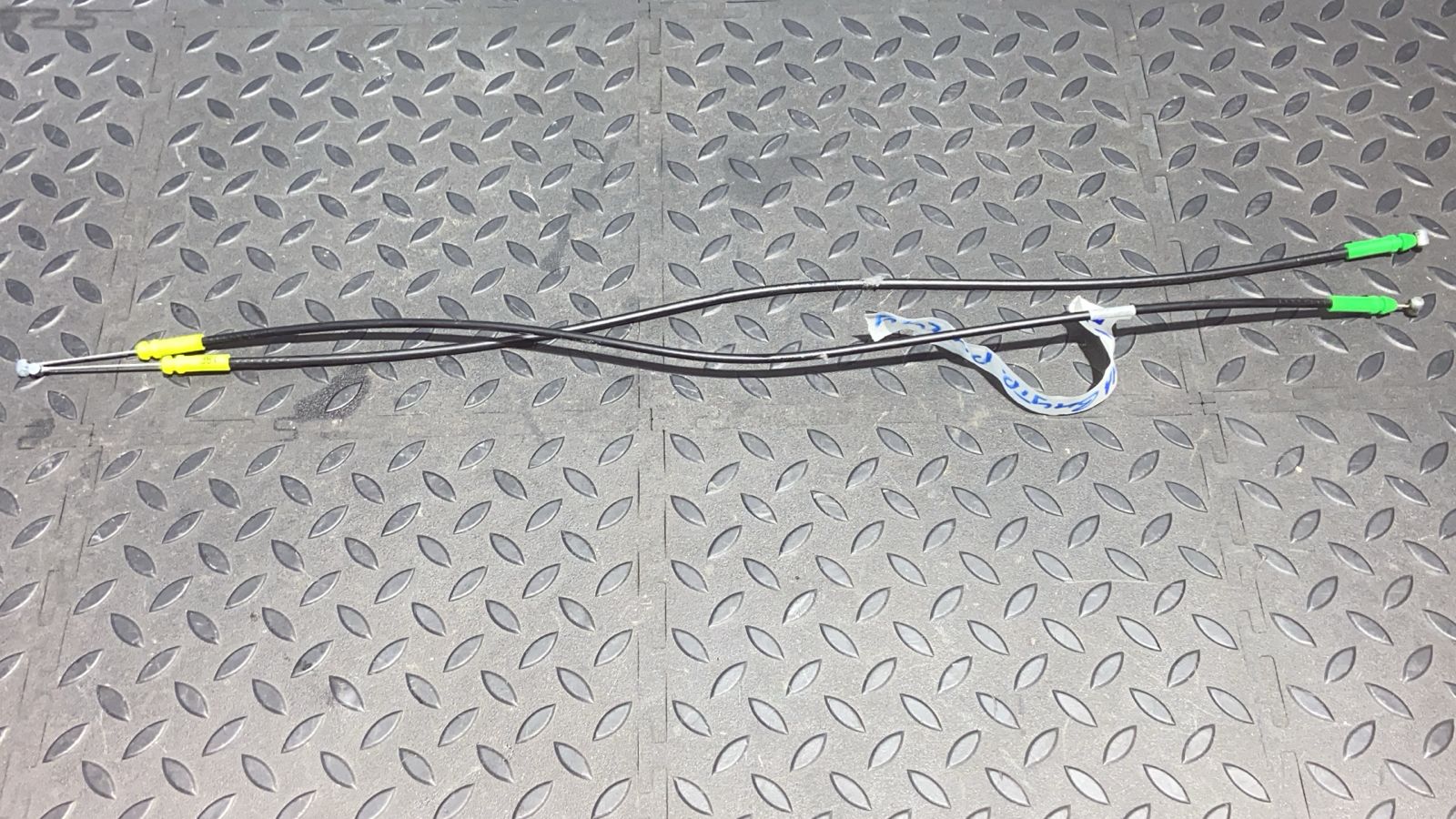 Трос замка двери передний Toyota Avensis/2 2003-2009