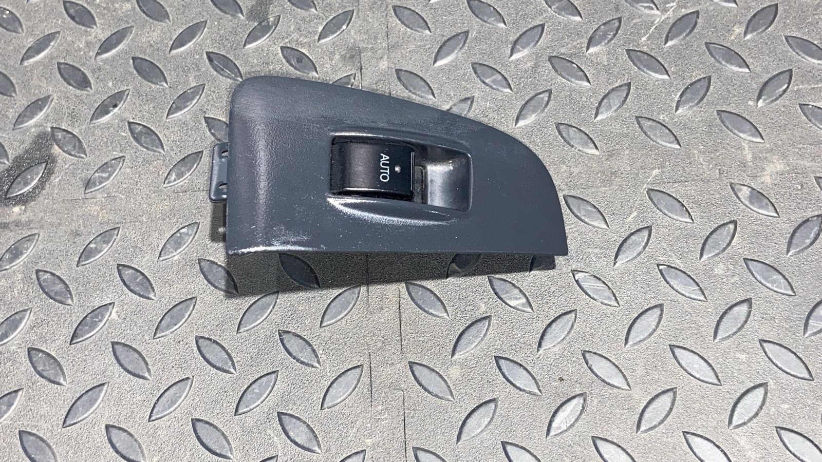 Кнопка стеклоподъемника передняя правая Toyota Avensis/2 2003-2009