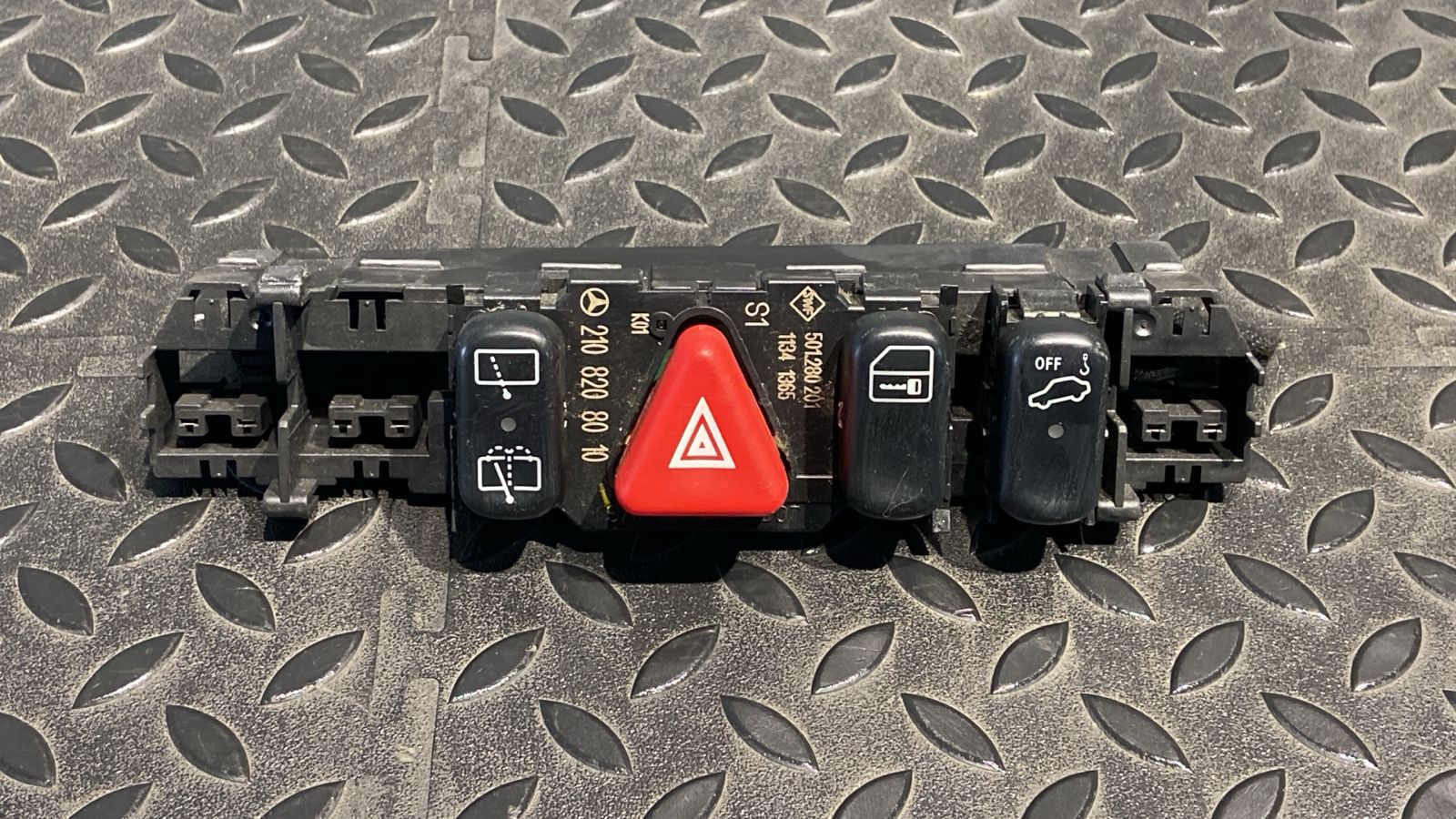 Кнопка аварийной сигнализации Mercedes E/W210 1995-2003