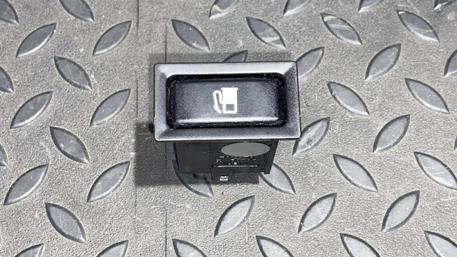 Кнопка открывания лючка бензобака Toyota Avensis/2 2003-2009