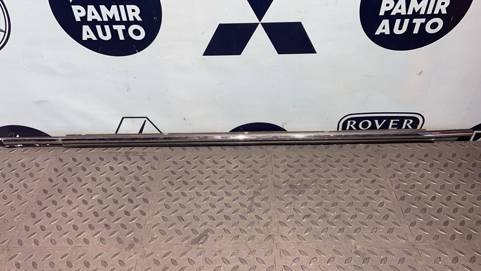 Уплотнитель двери передний правый Toyota Avensis/2 2003-2009