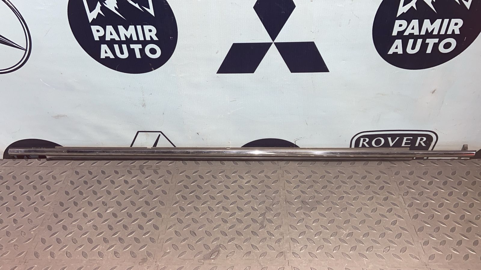 Уплотнитель двери передний левый Toyota Avensis/2 2003-2009