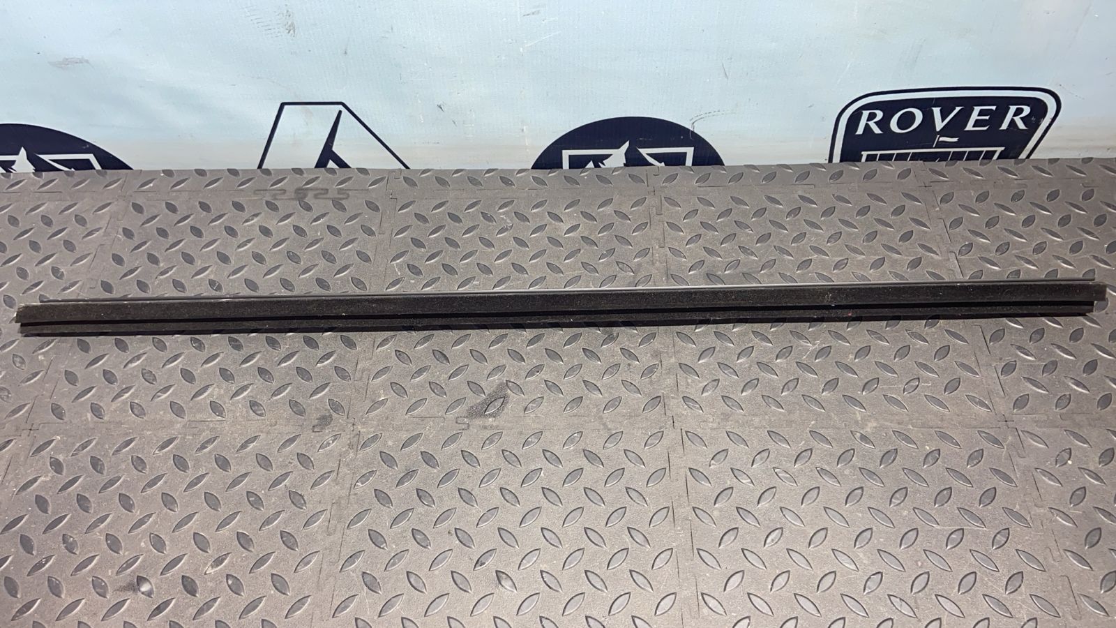 Уплотнитель двери передний левый Toyota Avensis/2 2003-2009