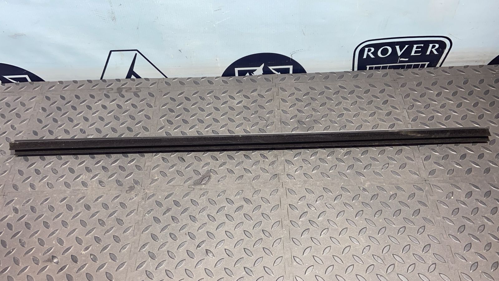 Уплотнитель двери передний правый Toyota Avensis/2 2003-2009