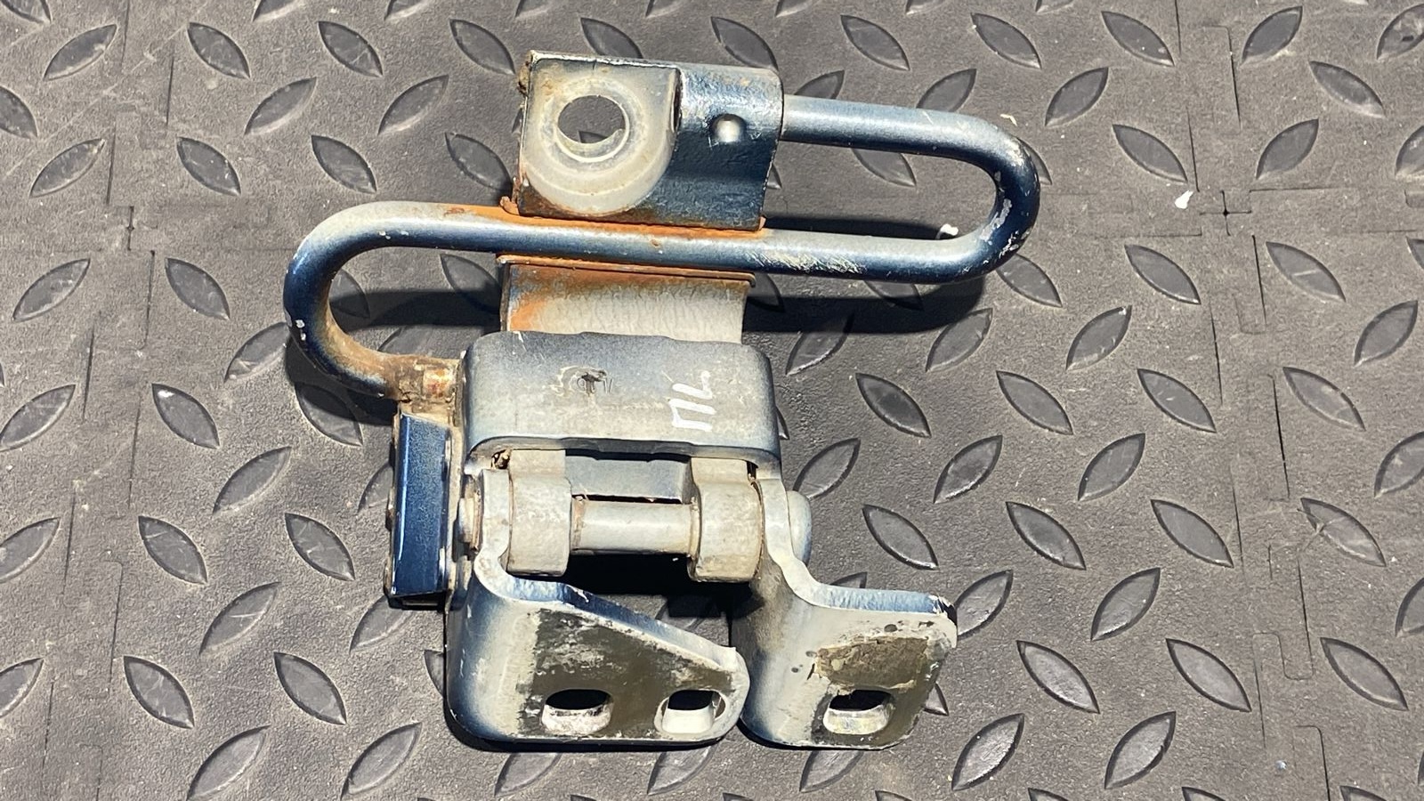 Петля двери передняя левая Volkswagen Golf/5 2003-2009