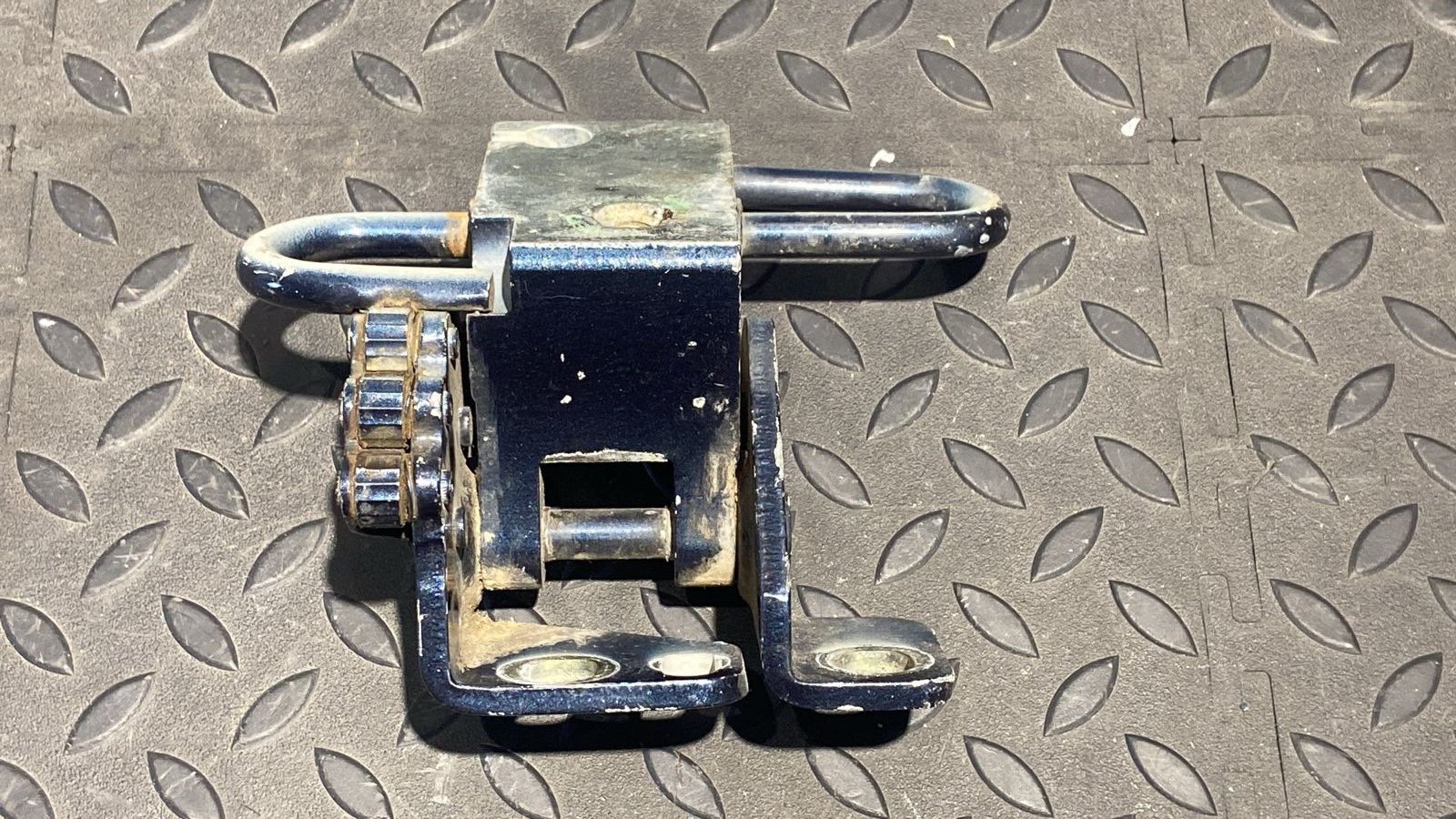 Петля двери передняя правая Volkswagen Golf/5 2003-2009