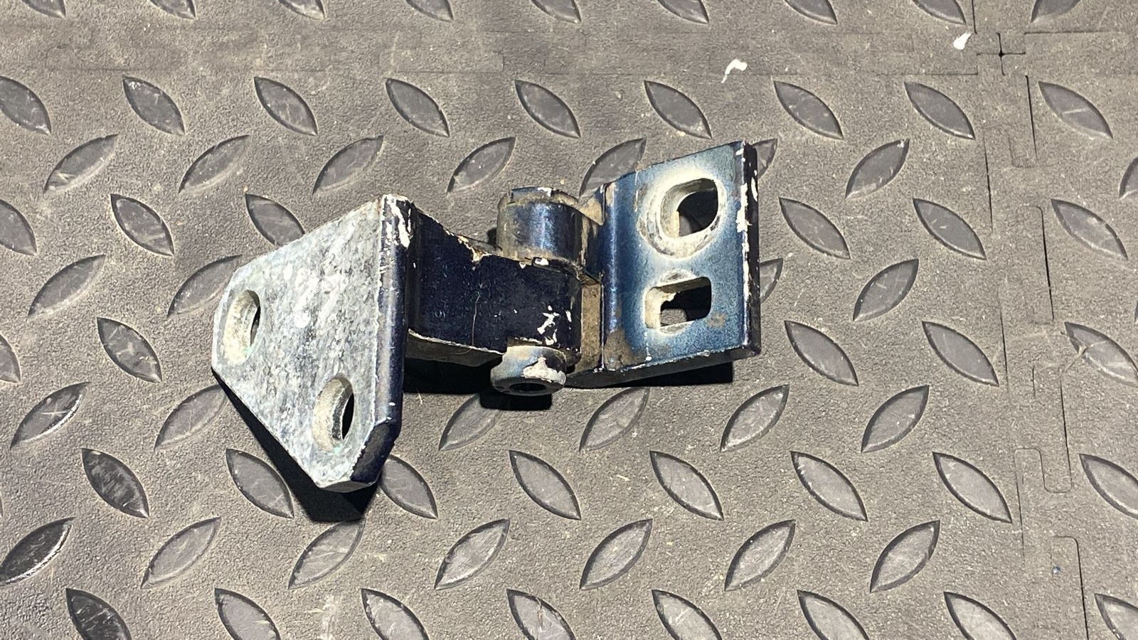 Петля двери задняя левая Volkswagen Golf/5 2003-2009