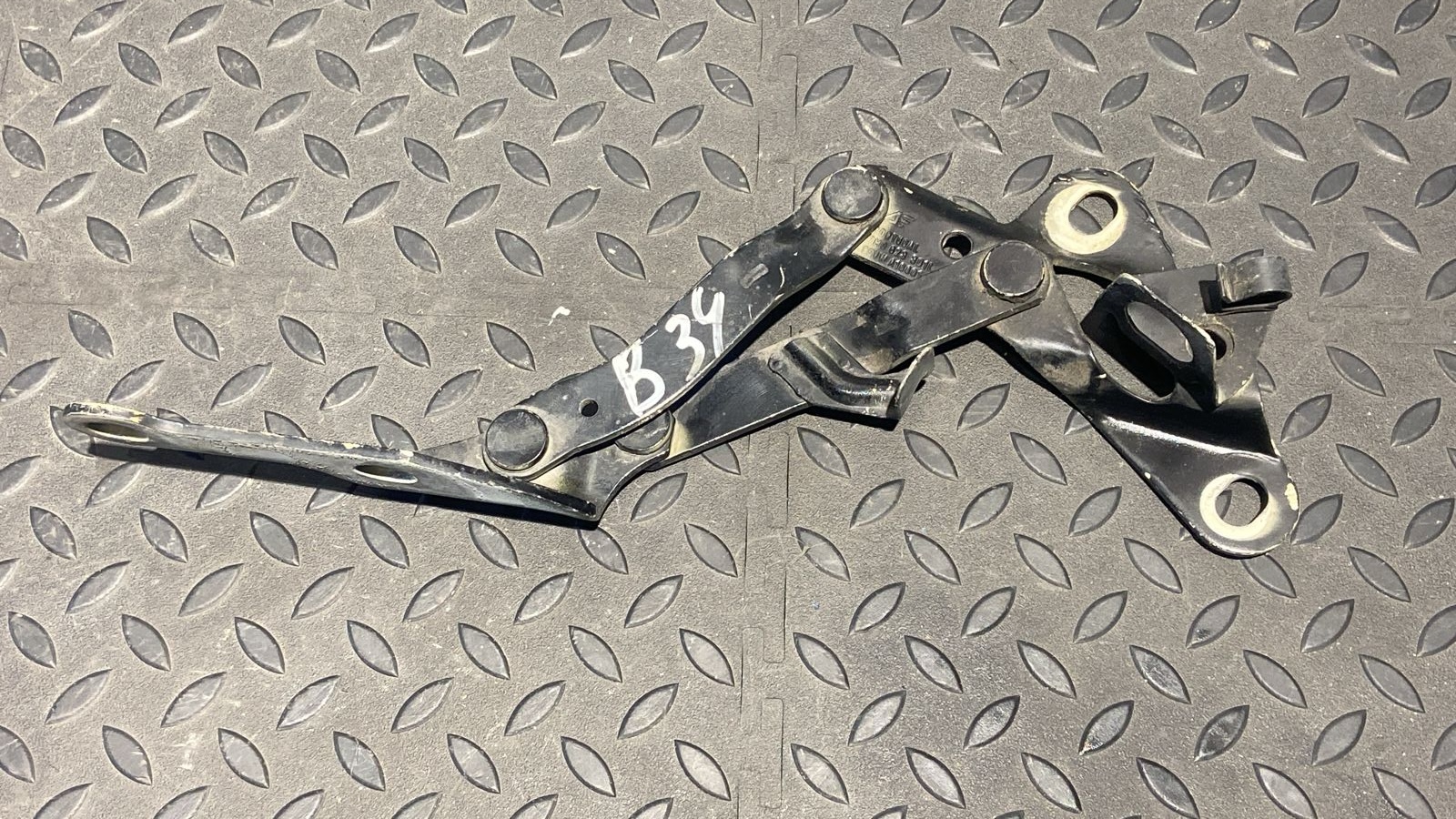 Петля капота левая Ford Galaxy 1995-2006