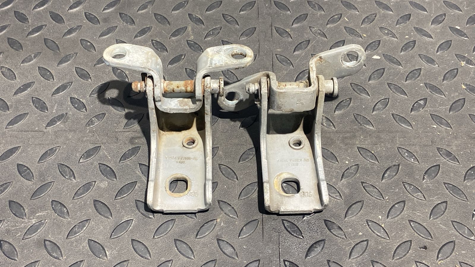 Петля двери передняя левая Ford Mondeo/3 2000-2007