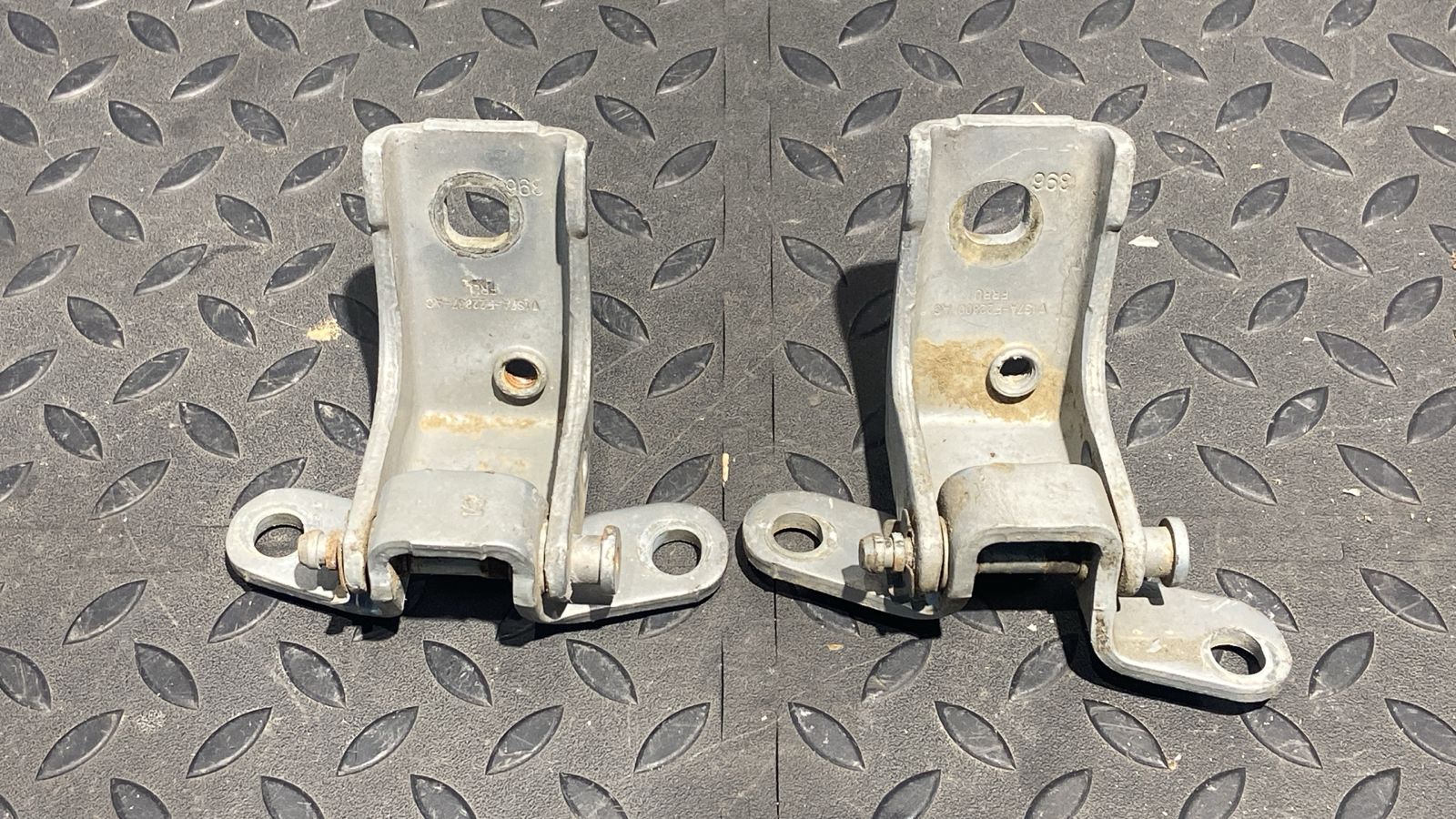 Петля двери передняя правая Ford Mondeo/3 2000-2007