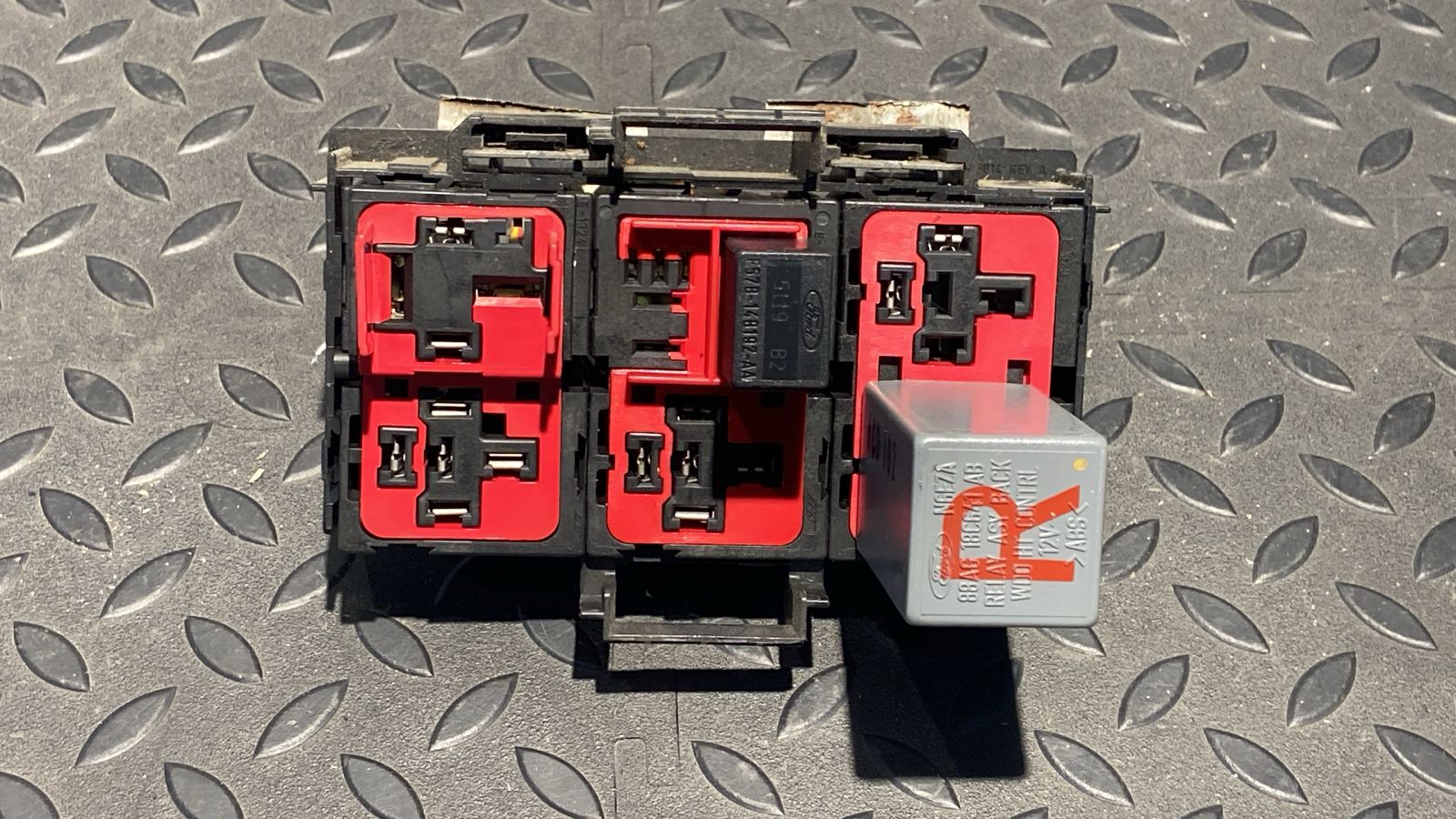 Блок реле правый Ford Transit 2000-2006