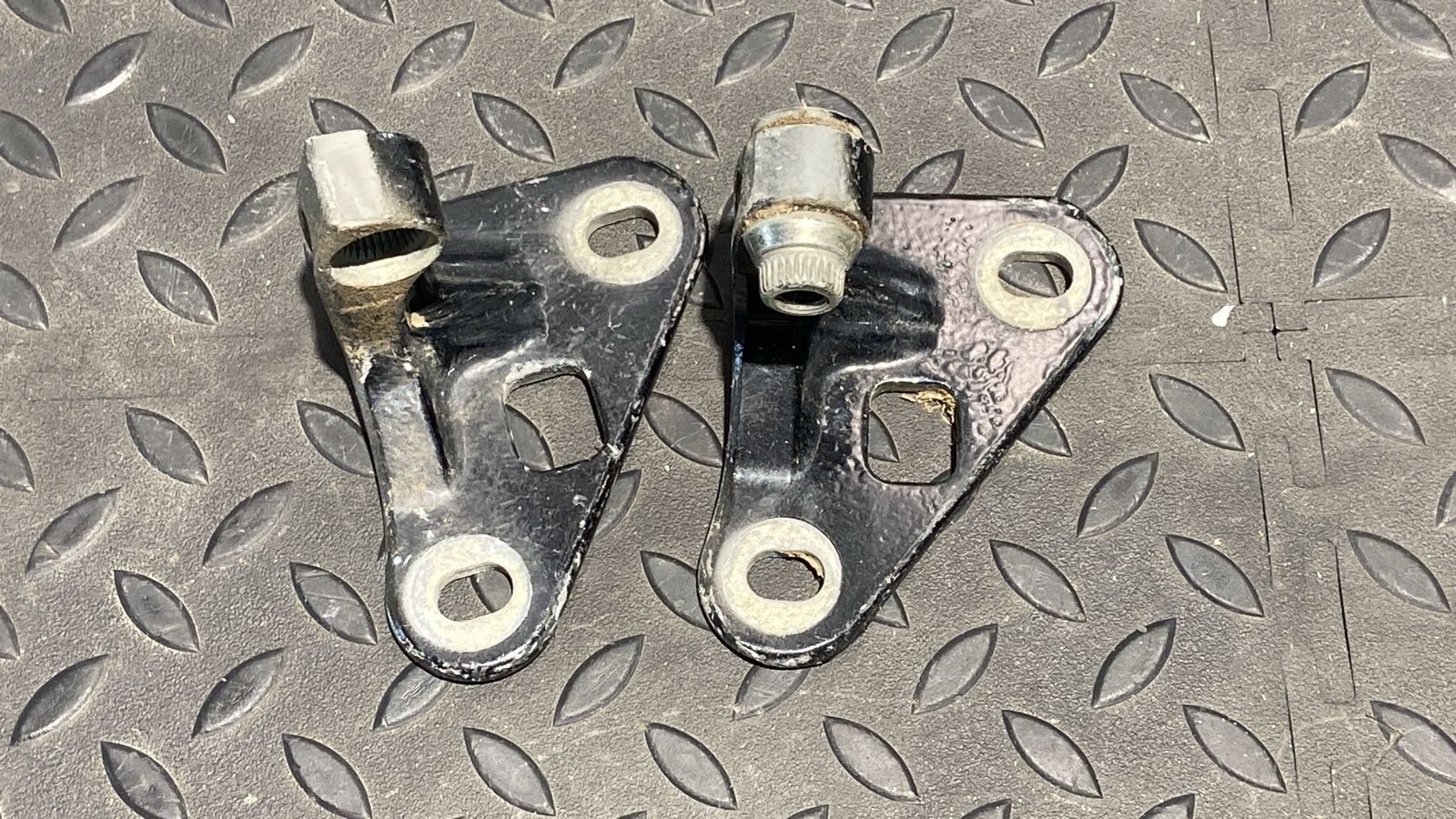 Петля двери передняя правая Mercedes C/W203 2000-2008