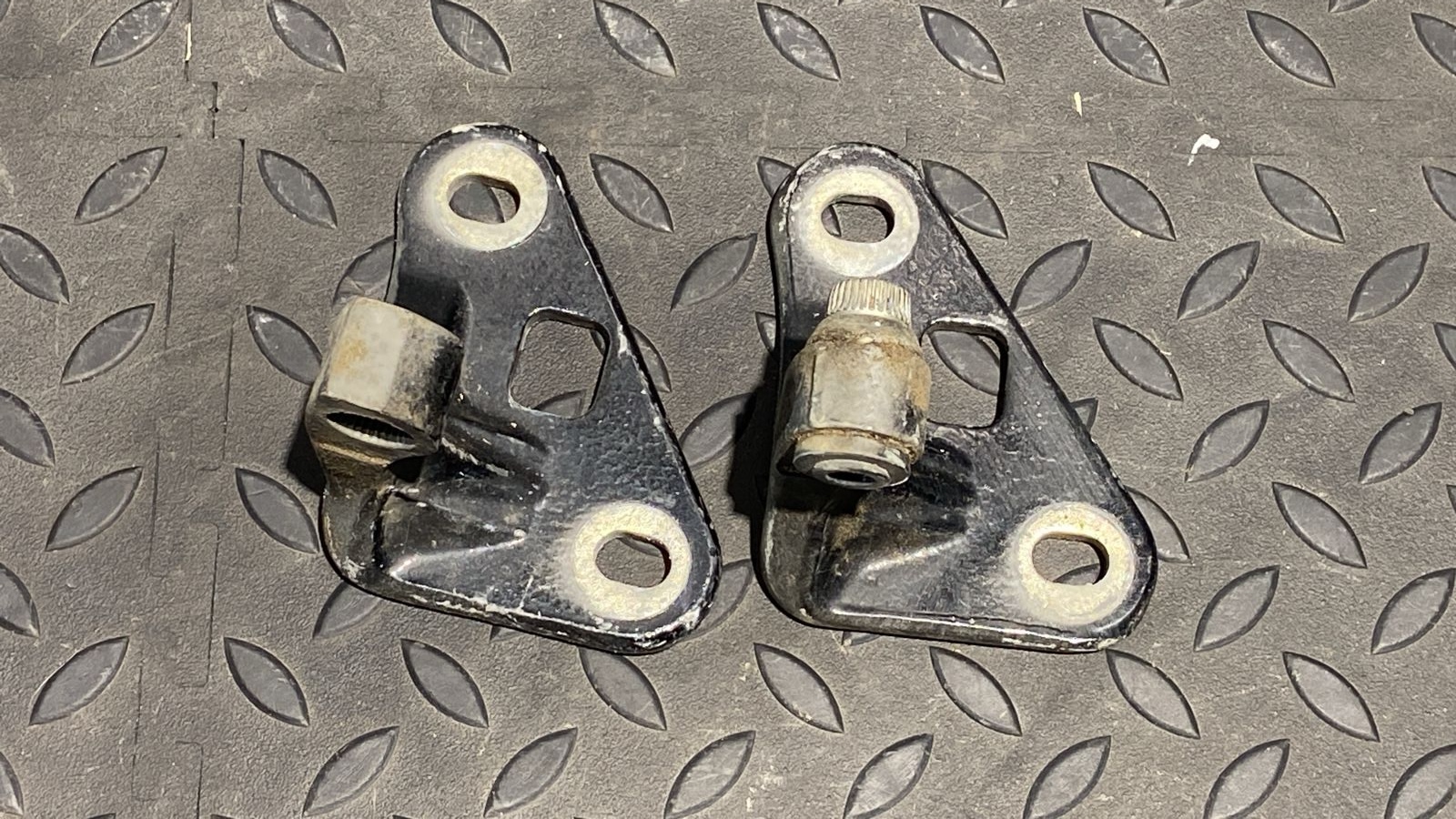 Петля двери передняя левая Mercedes C/W203 2000-2008