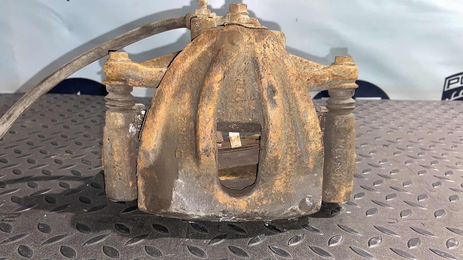 Суппорт передний левый Toyota Avensis/2 2003-2009