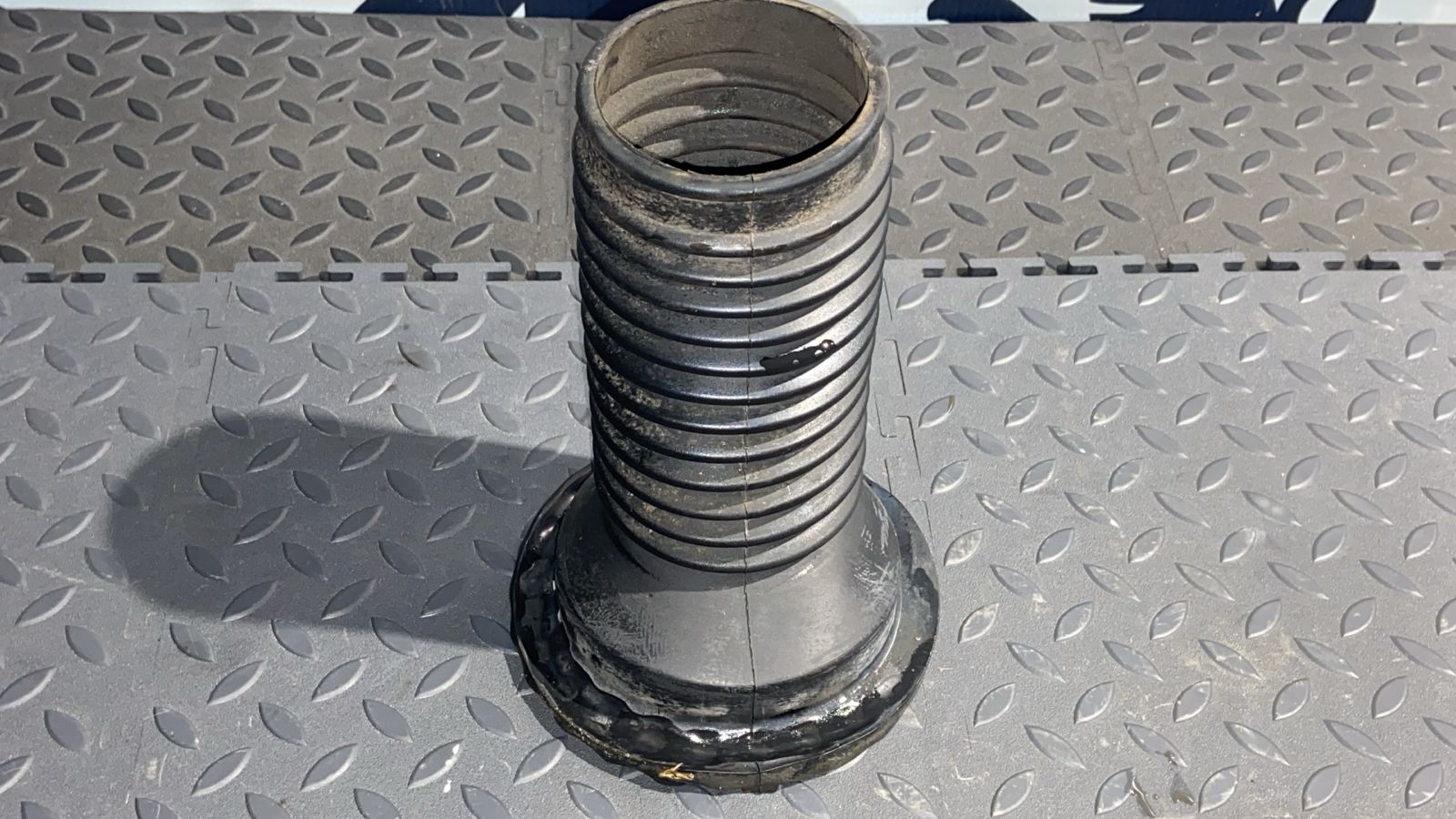 Пыльник амортизатора передний Toyota Avensis/2 2003-2009