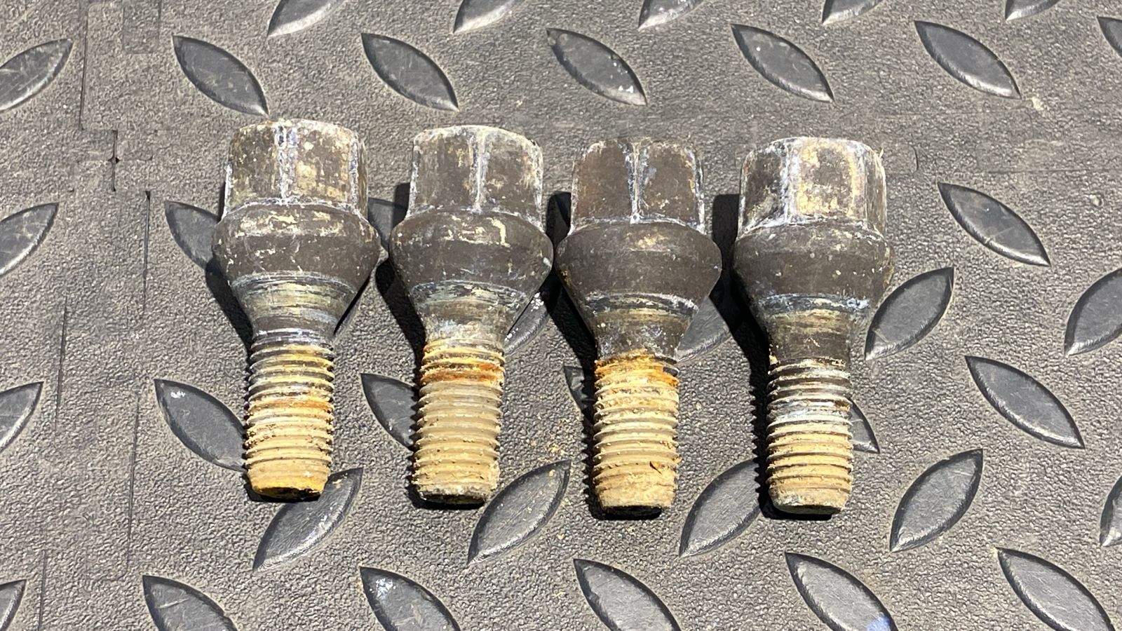 Болт колесный Renault Megane/2 2002-2009